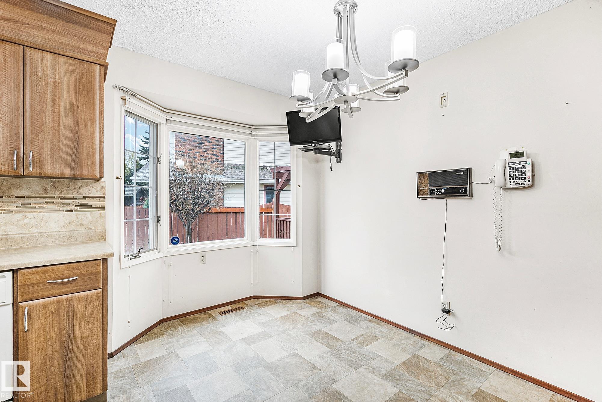 Photo 9 at 186 Willow Way NW, Westridge, Edmonton