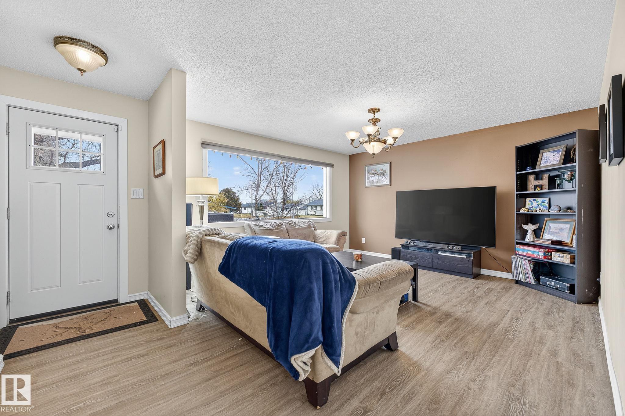 Photo 5 at 13108 62 Street NW, Belvedere, Edmonton