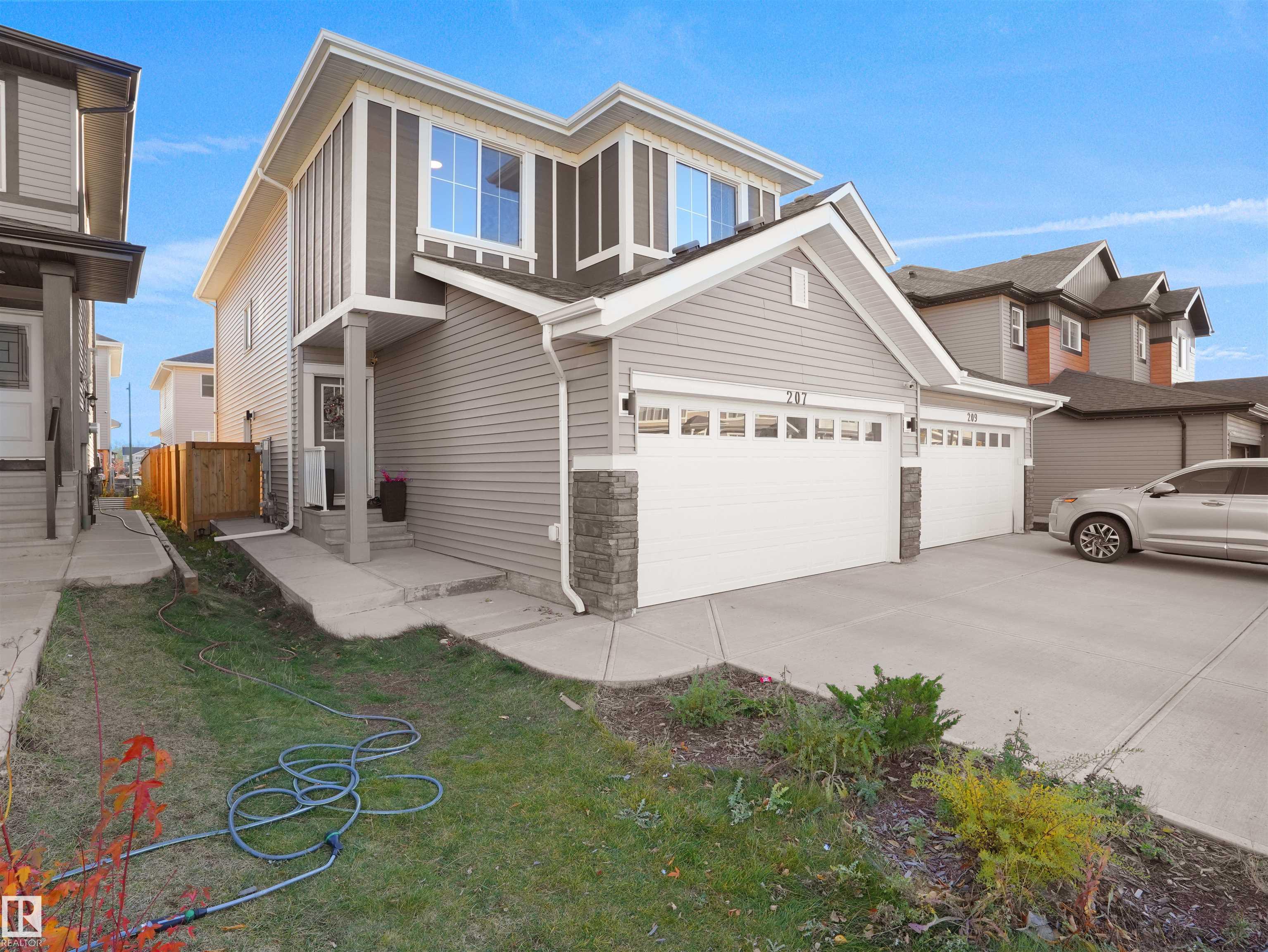 Photo 2 at 207 41 Avenue NW, Maple Crest, Edmonton