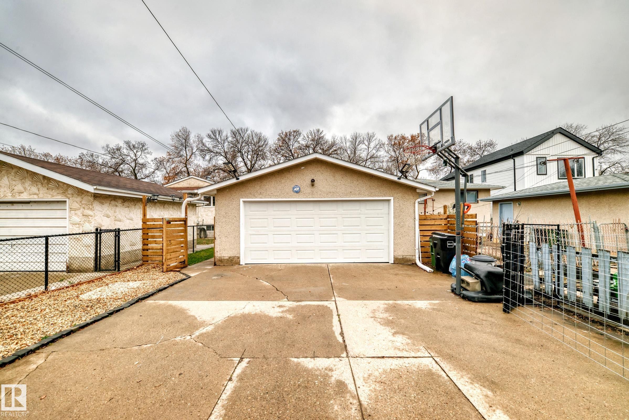 Photo 35 at 11331 92 Street NW, Alberta Avenue, Edmonton
