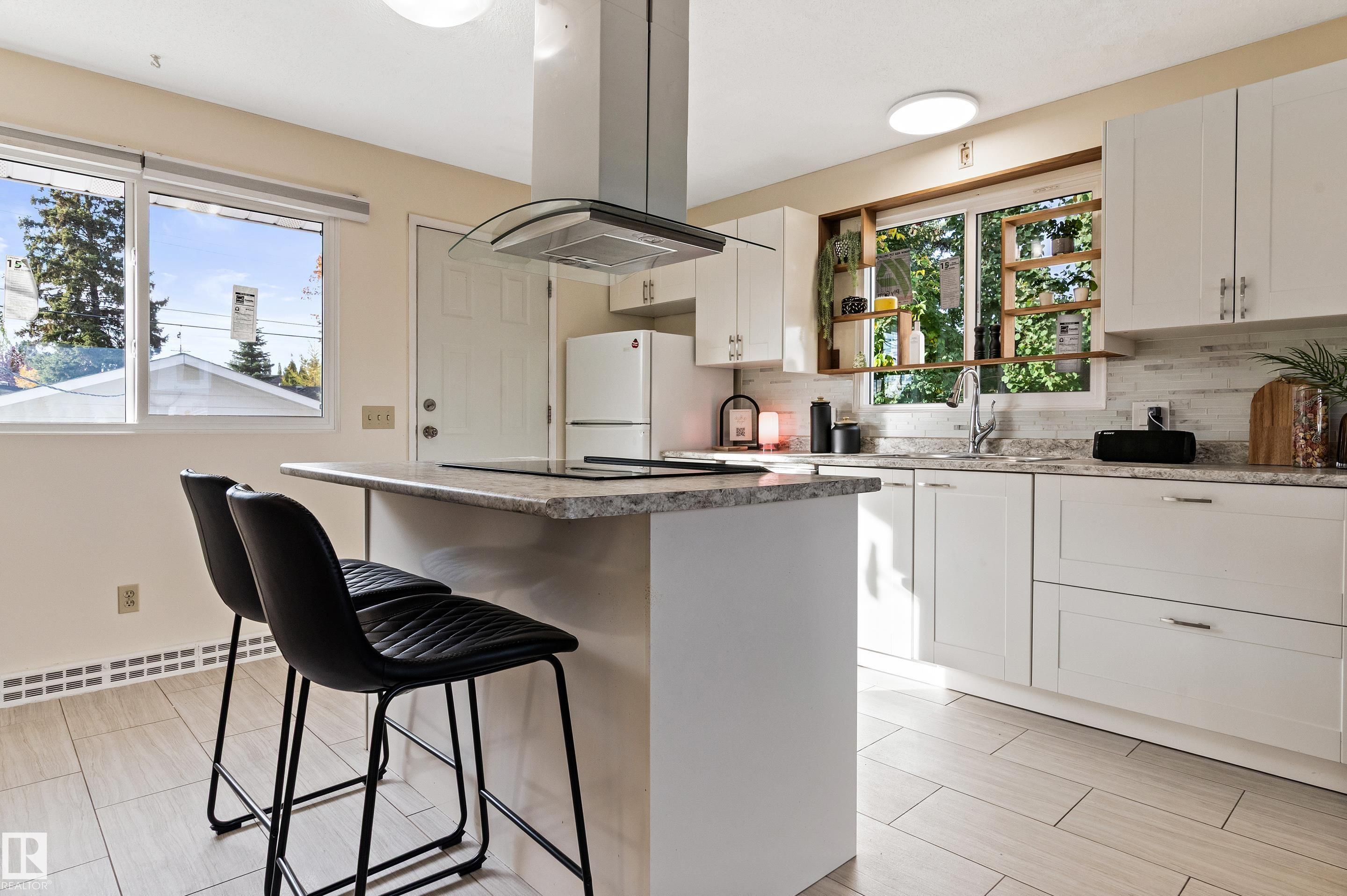 Photo 10 at 7203 93 Avenue NW, Ottewell, Edmonton