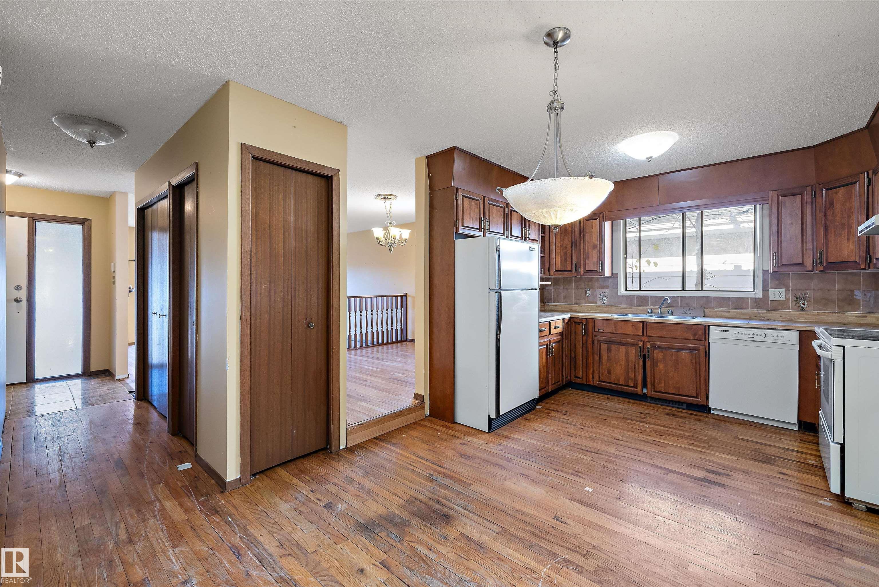 Photo 11 at 2031 104a Street NW, Keheewin, Edmonton