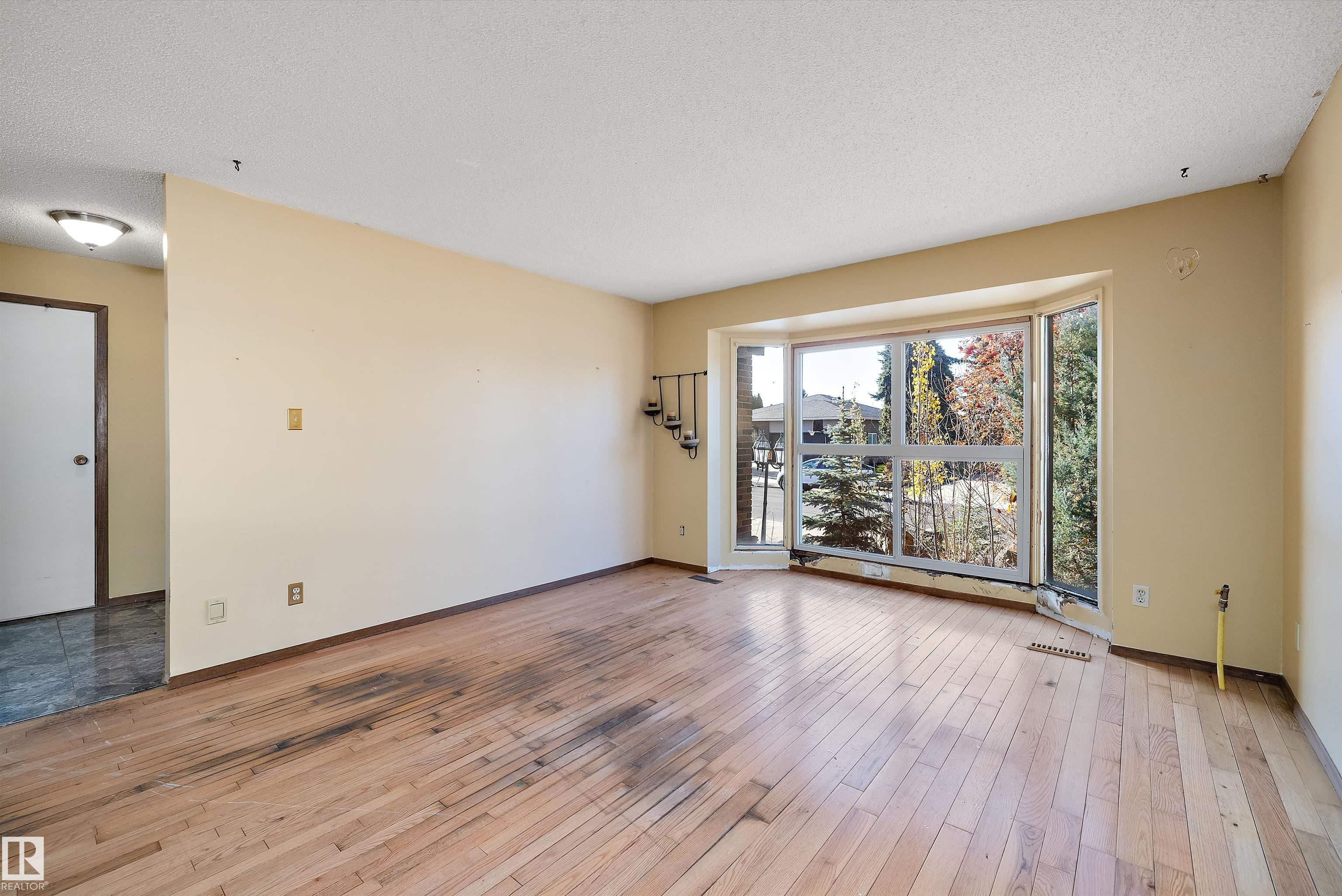 Photo 5 at 2031 104a Street NW, Keheewin, Edmonton