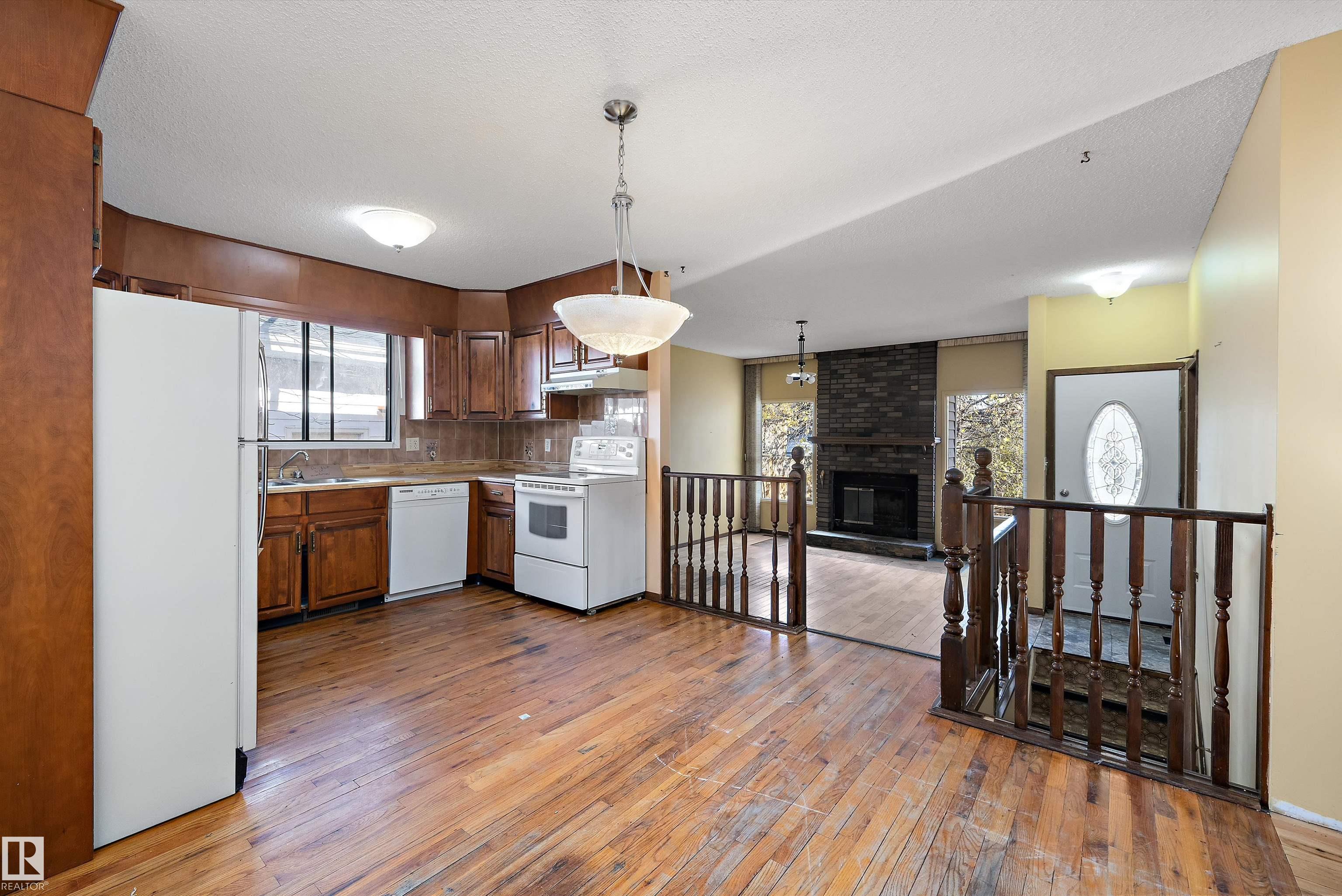 Photo 10 at 2031 104a Street NW, Keheewin, Edmonton