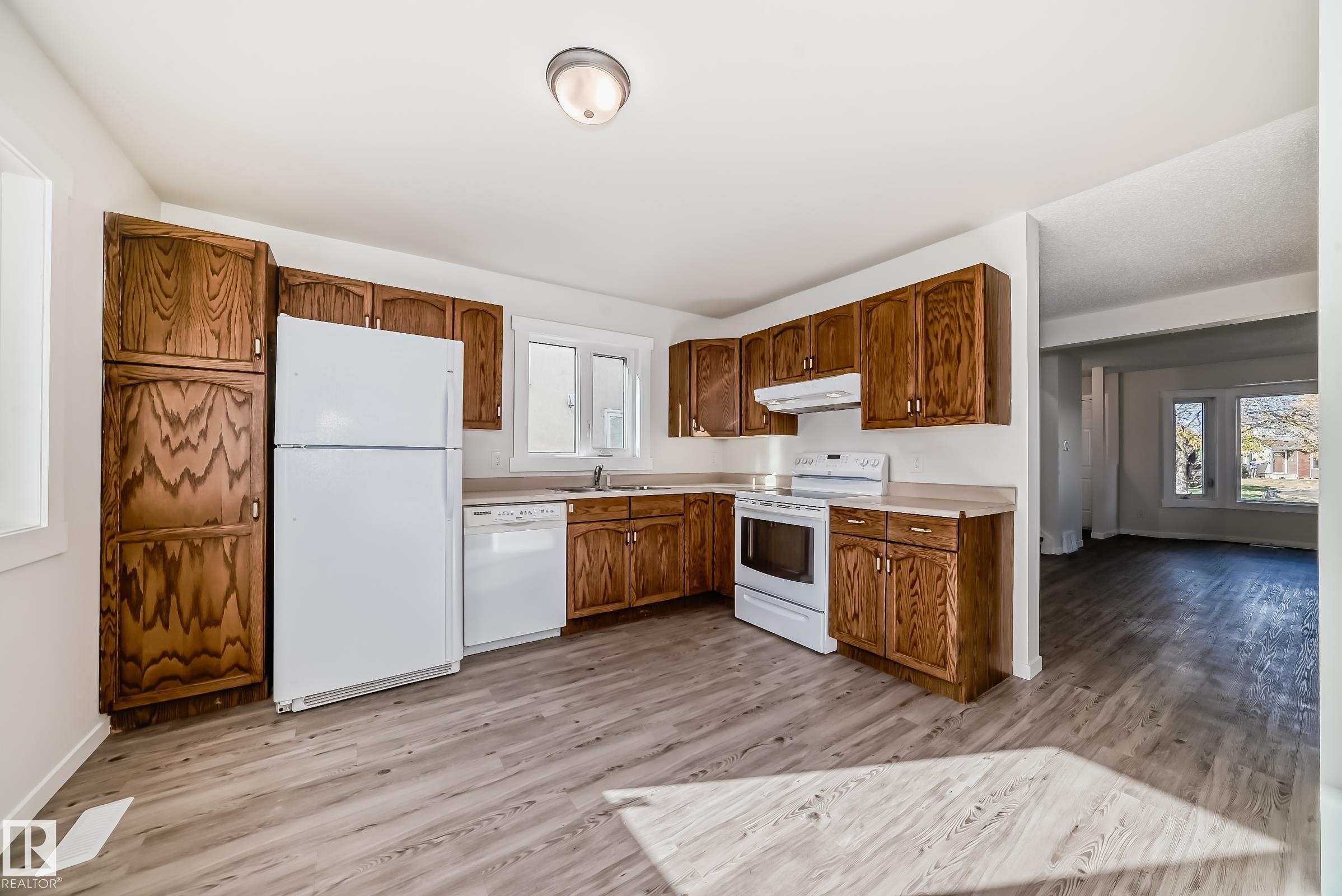 Photo 4 at 2017 108 Street NW, Keheewin, Edmonton