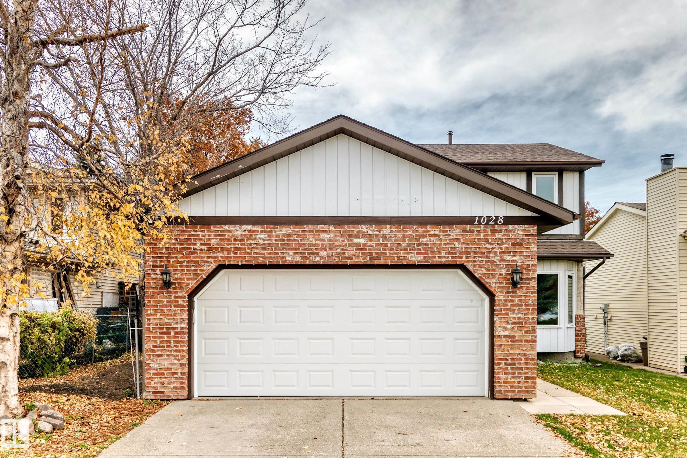 Photo 2 at 1028 107 Street NW, Bearspaw, Edmonton