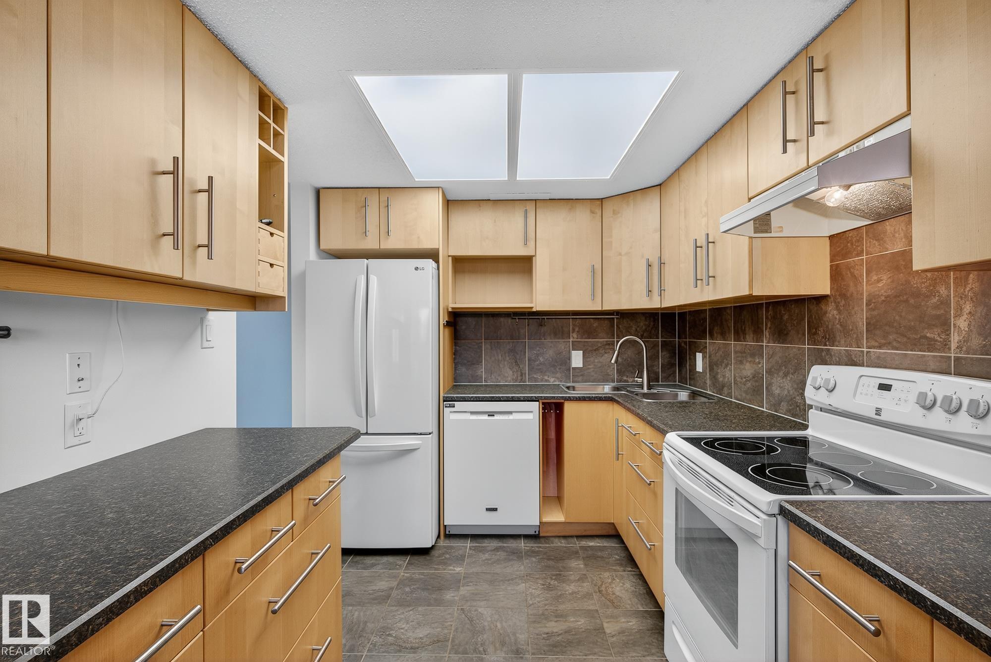 Photo 11 at 208 Chateau Place NW, Belmead, Edmonton