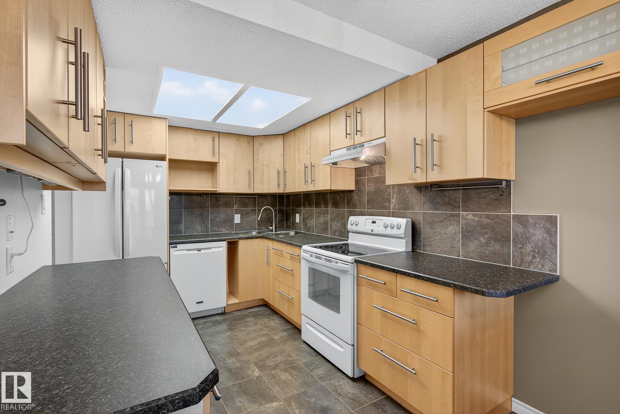 Photo 10 at 208 Chateau Place NW, Belmead, Edmonton