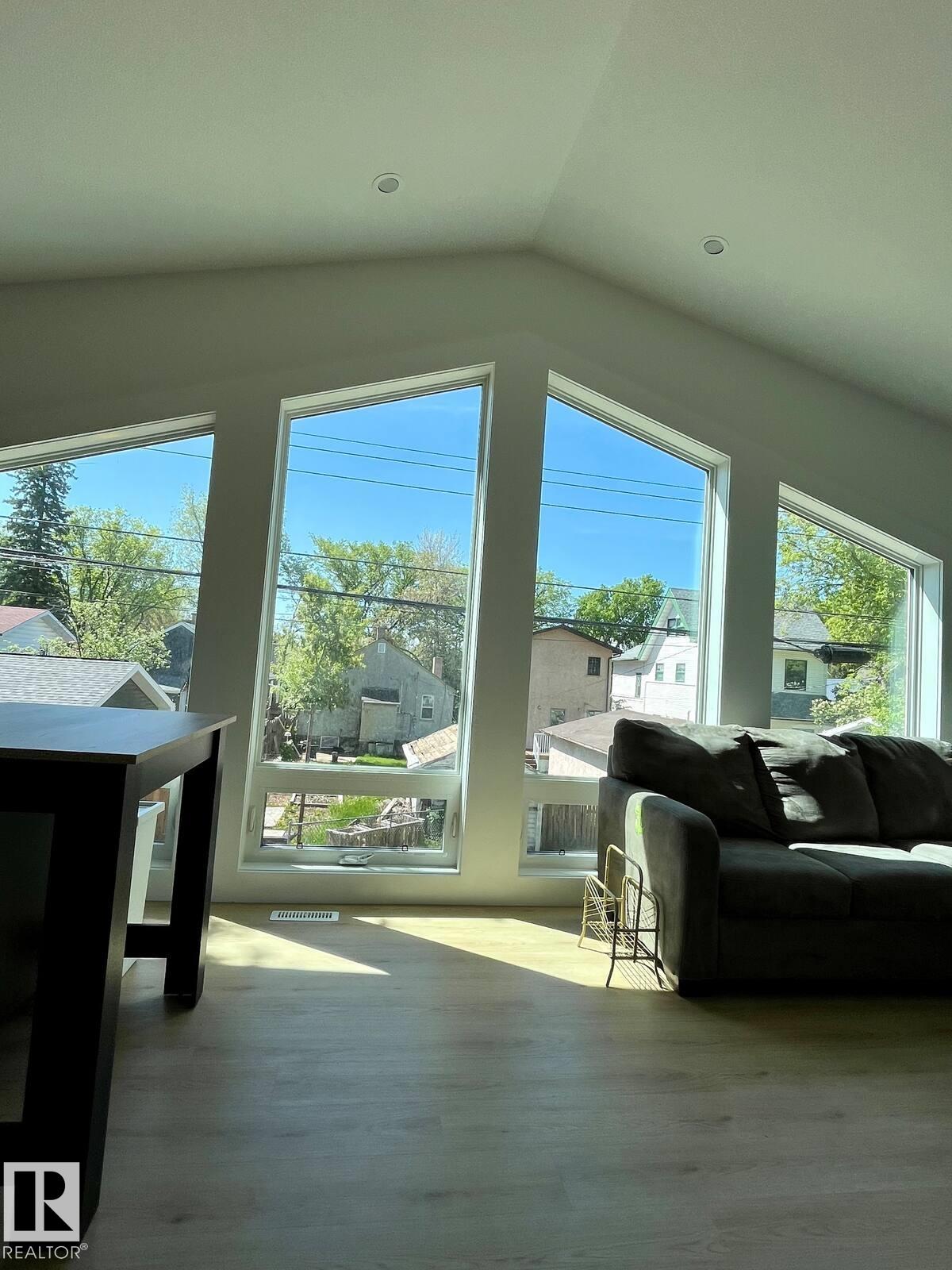 Photo 4 at 10711 76 Avenue NW, Queen Alexandra, Edmonton