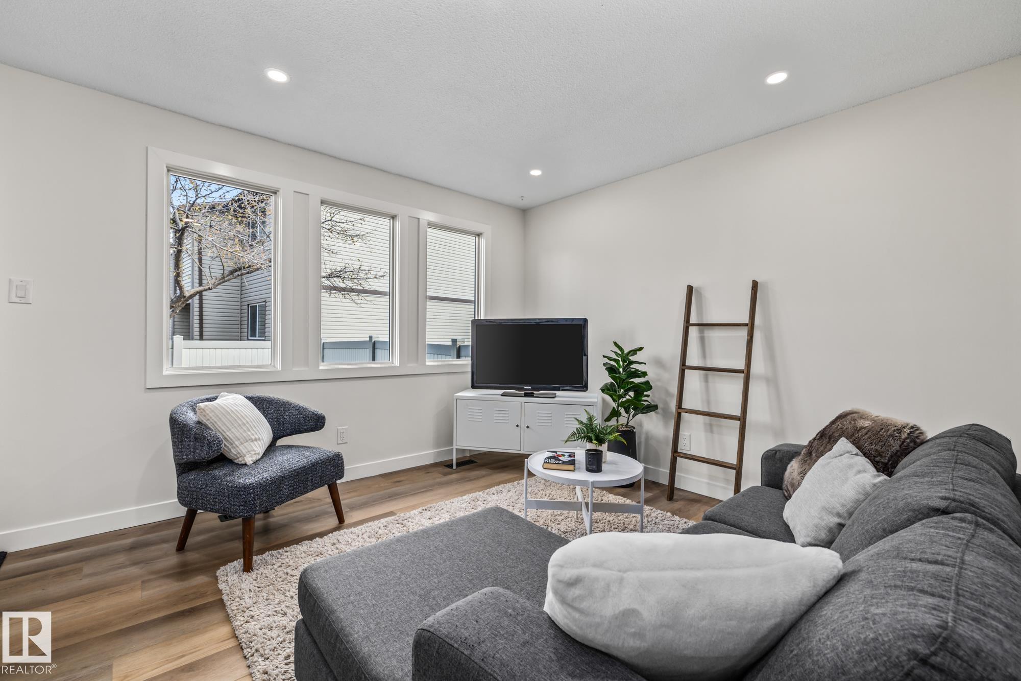 Photo 15 at 1159 Hooke Road NW, Overlanders, Edmonton