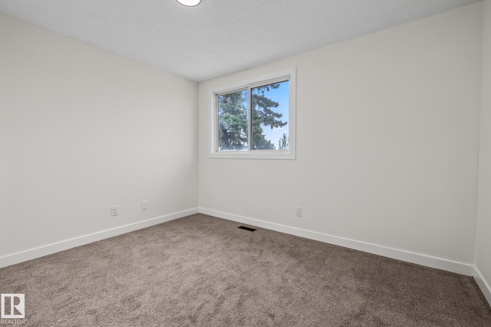 Photo 4 at 1159 Hooke Road NW, Overlanders, Edmonton