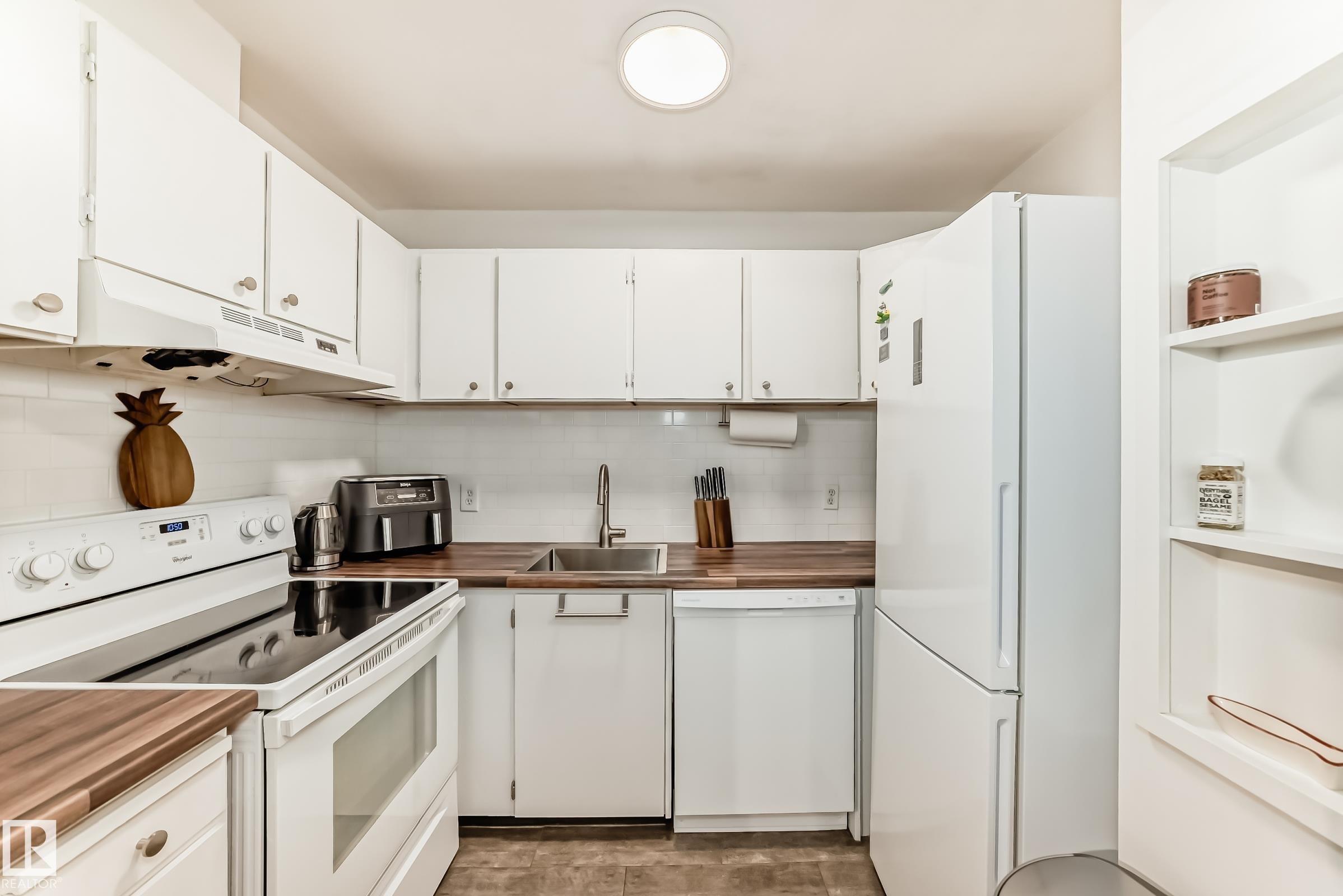 Photo 6 at 301 - 10148 118 Street NW, Wîhkwêntôwin, Edmonton