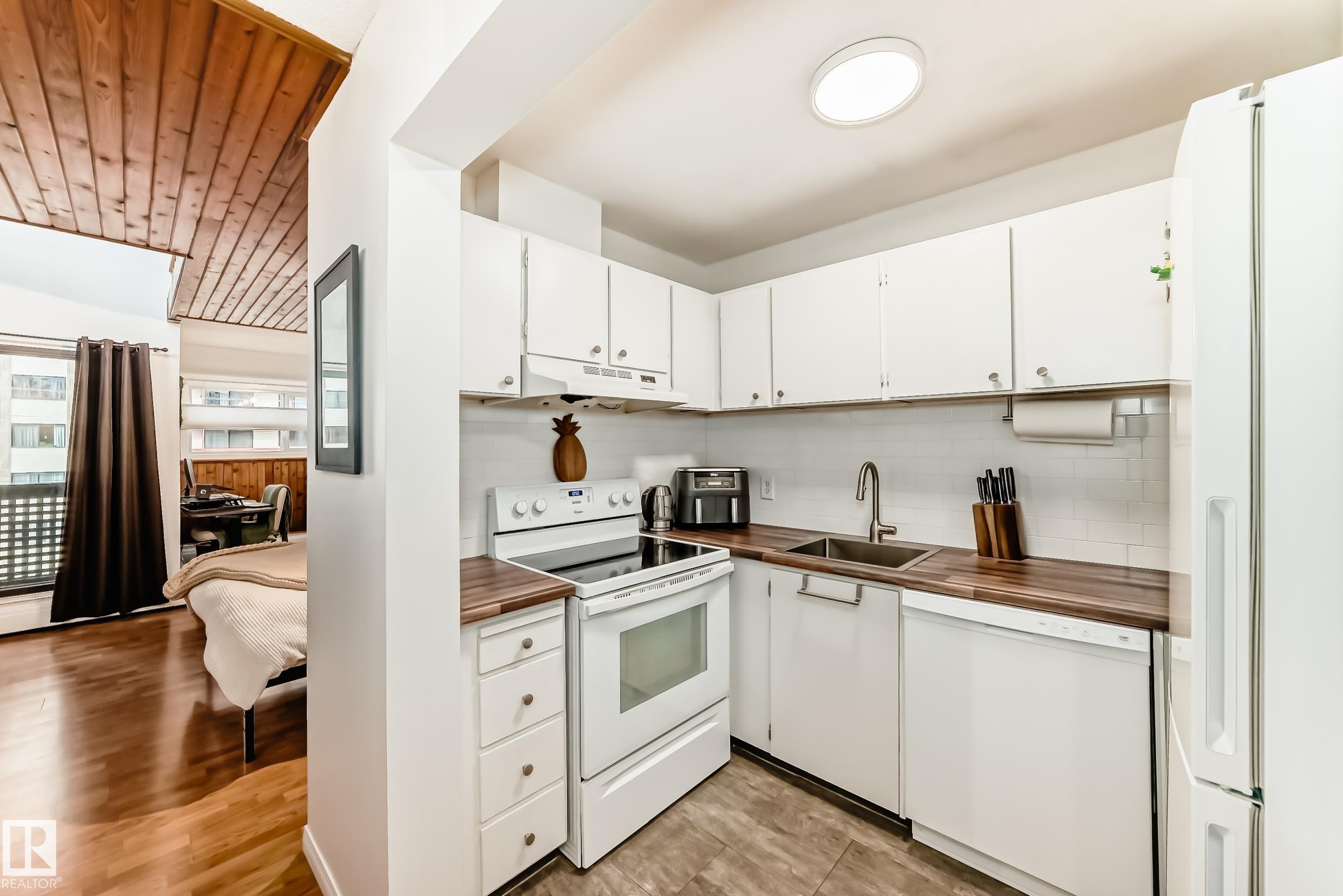 Photo 7 at 301 - 10148 118 Street NW, Wîhkwêntôwin, Edmonton