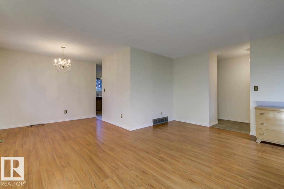 Photo 7 at 15232 121 Street NW, Caernarvon, Edmonton