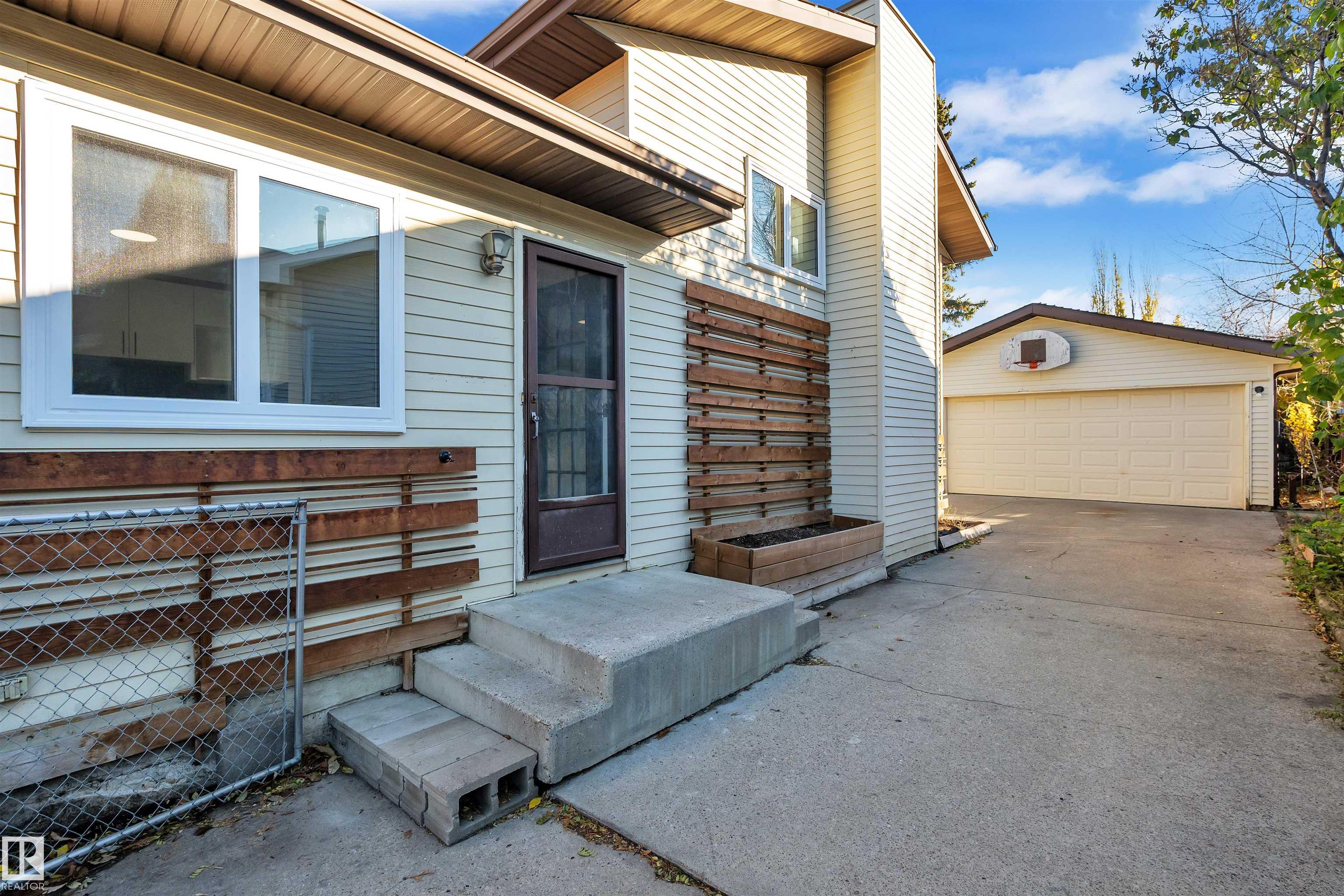 Photo 2 at 1111 49a Street NW, Crawford Plains, Edmonton