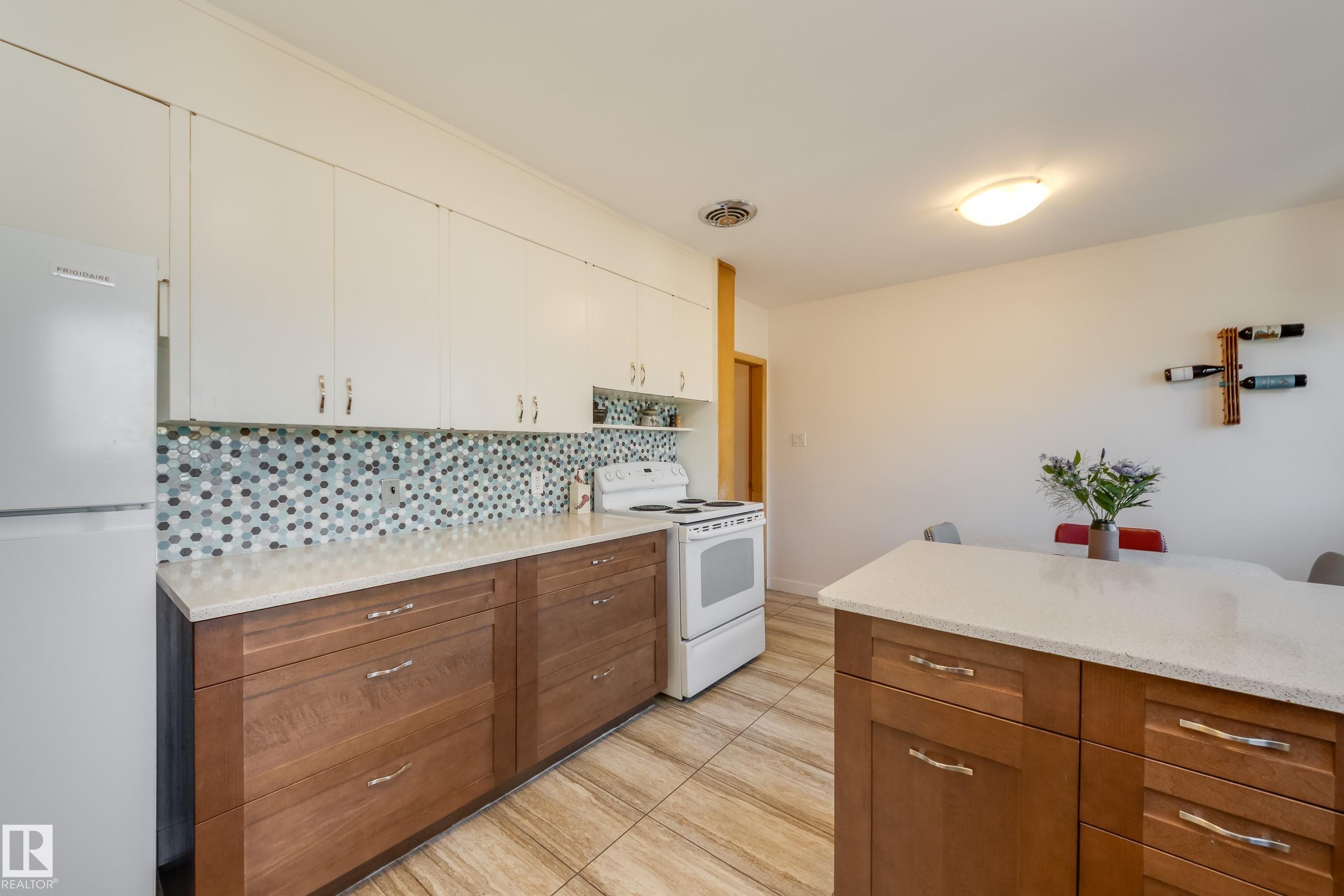 Photo 11 at 9651 66 Avenue NW, Hazeldean, Edmonton