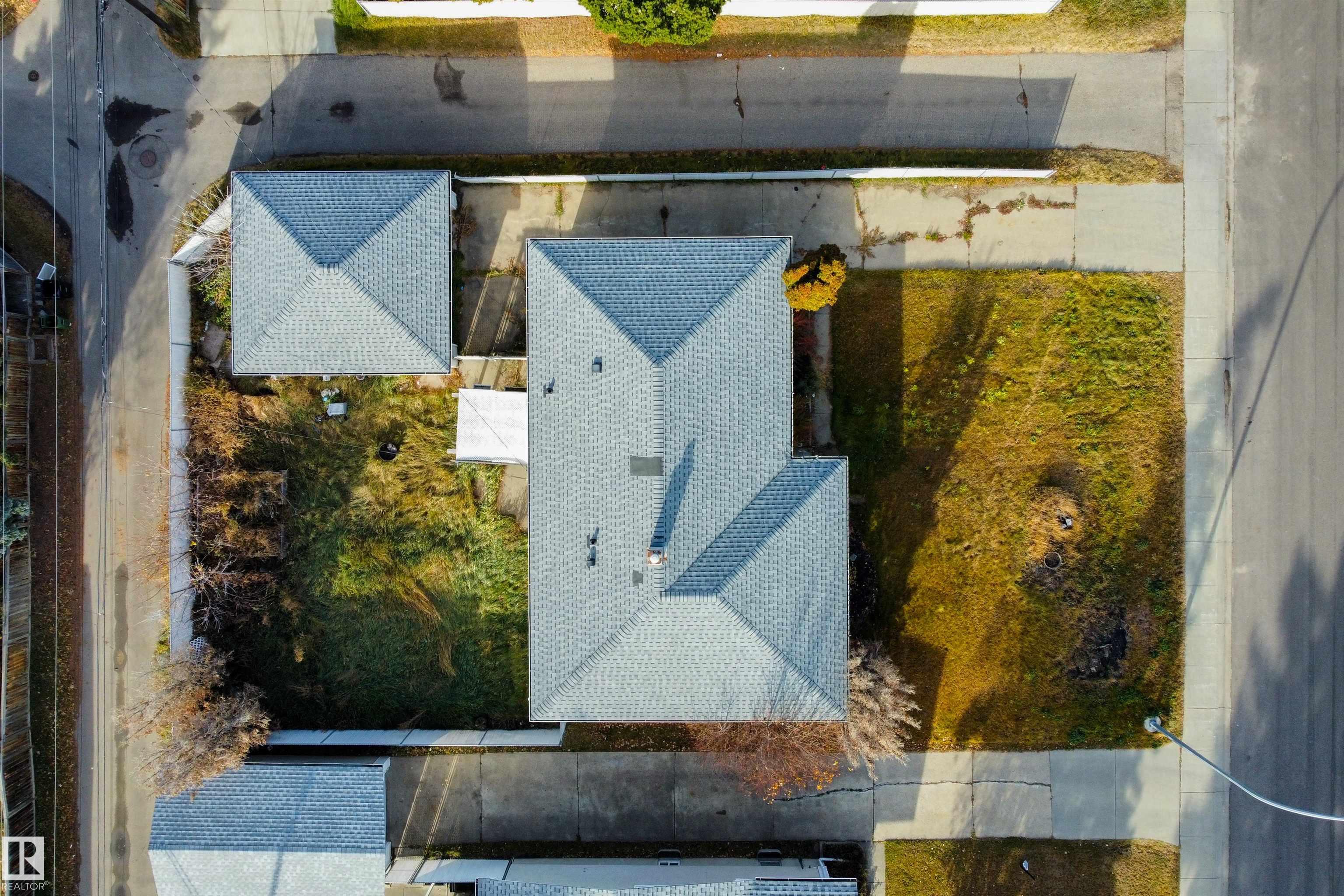 Photo 5 at 9322 162 Street NW, Meadowlark Park, Edmonton