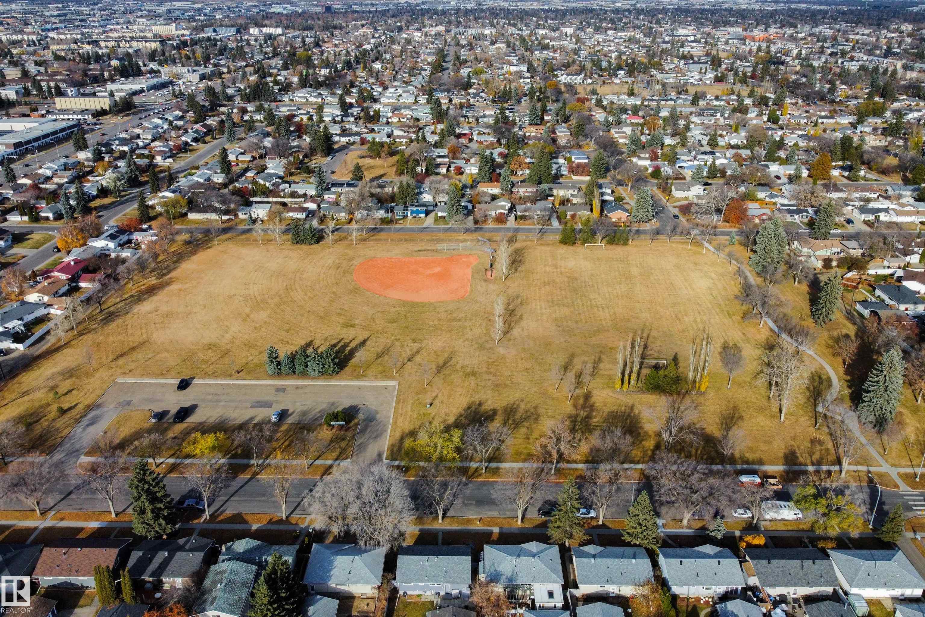 Photo 8 at 9322 162 Street NW, Meadowlark Park, Edmonton