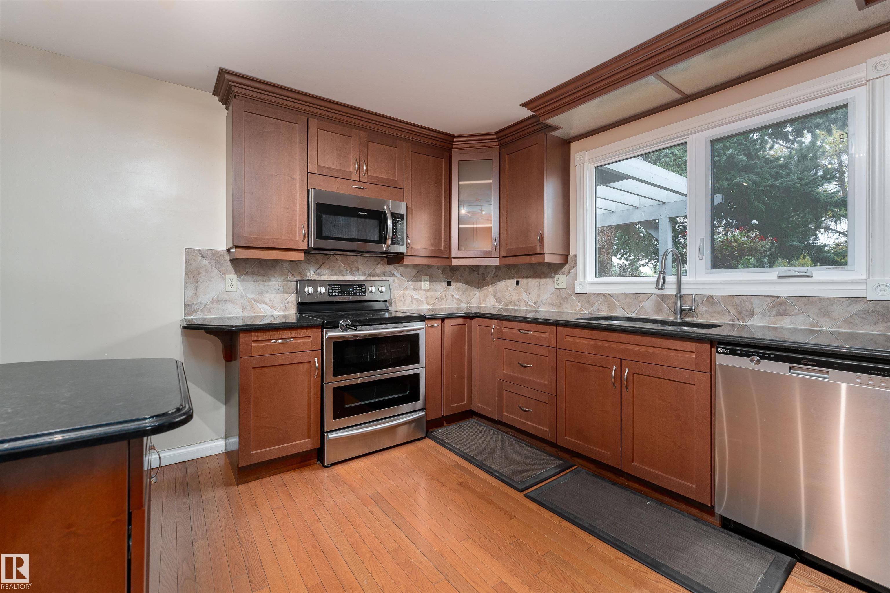 Photo 9 at 5310 39b Avenue NW, Greenview, Edmonton