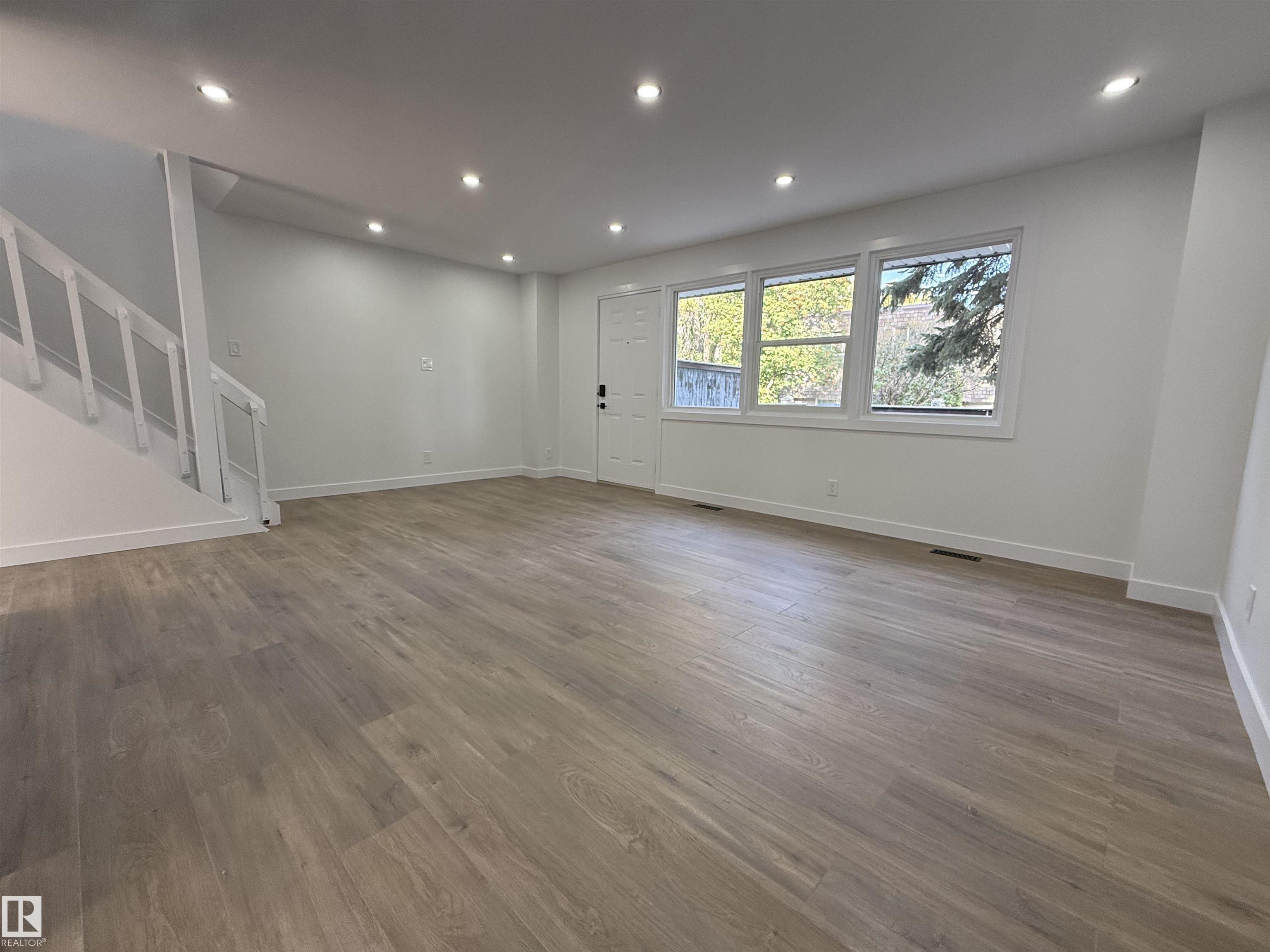 Photo 4 at 713 Village On The Green NW, York, Edmonton