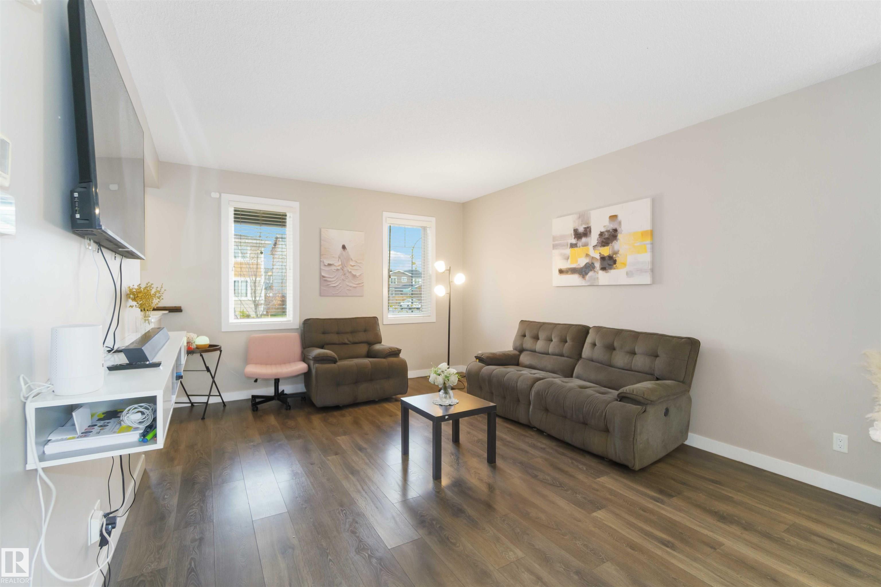 Picture for 392 CHARLESWORTH DR SW