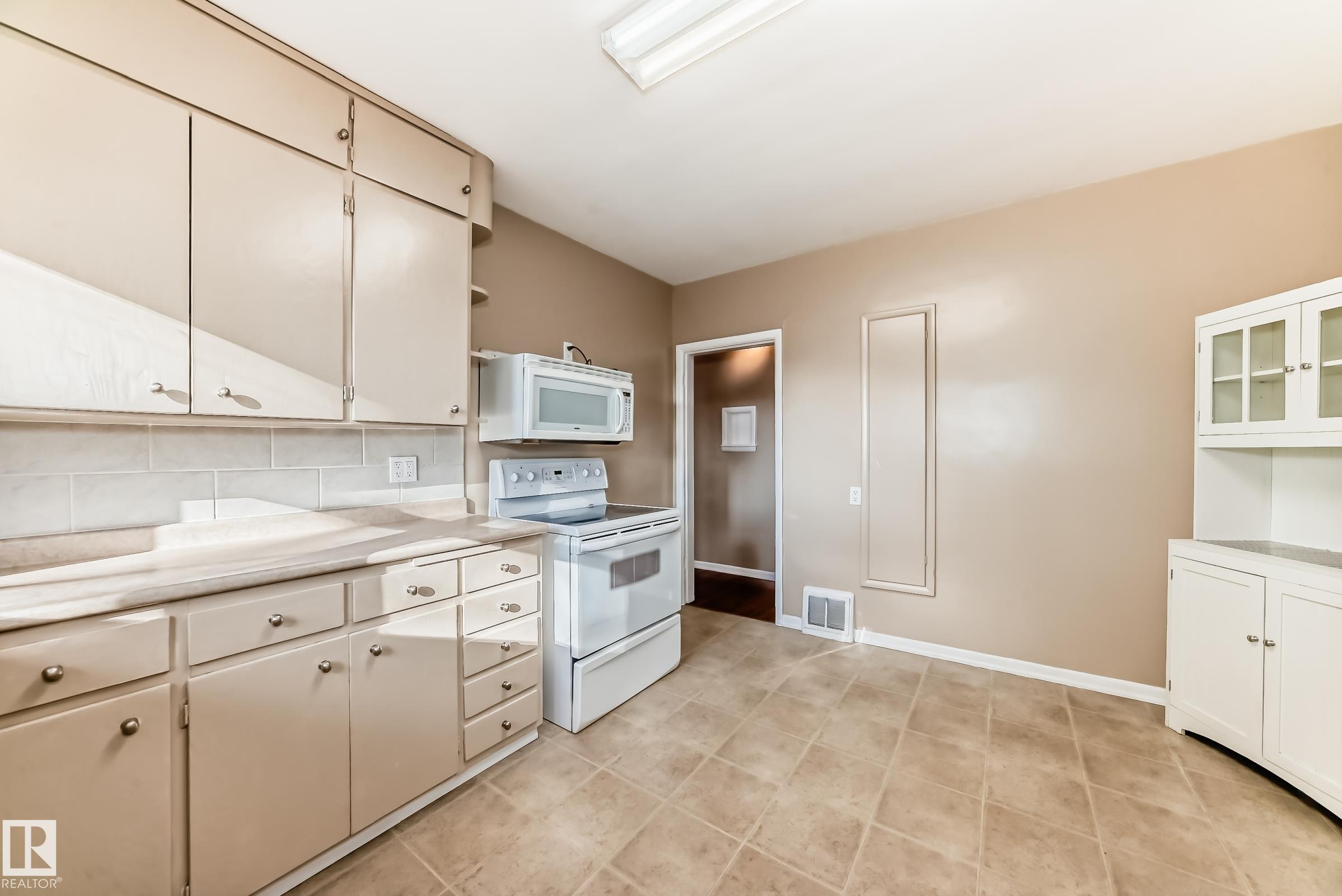 Photo 18 at 12807 121 Avenue NW, Sherbrooke, Edmonton