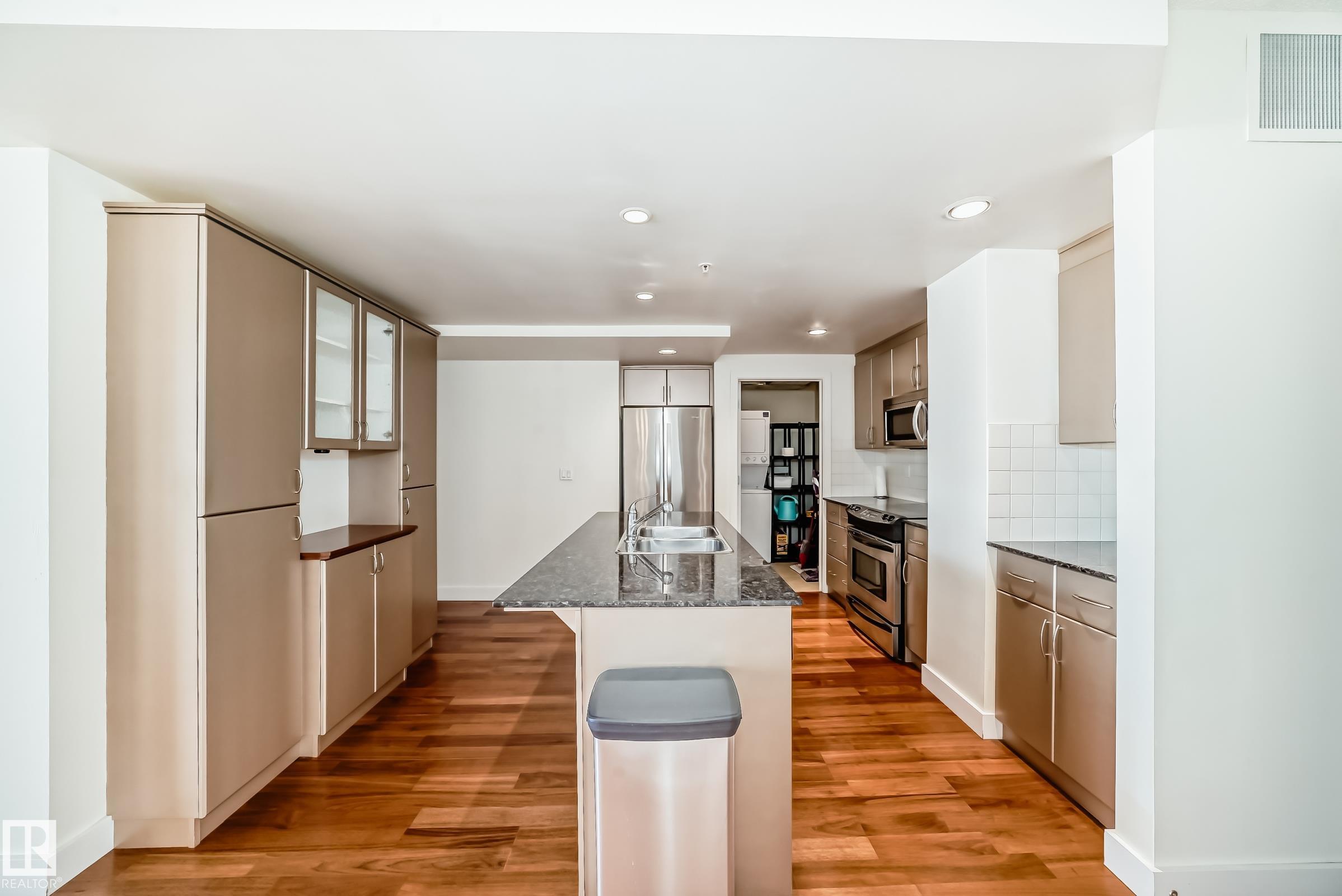 Photo 4 at 703 - 10028 119 Street NW, Wîhkwêntôwin, Edmonton