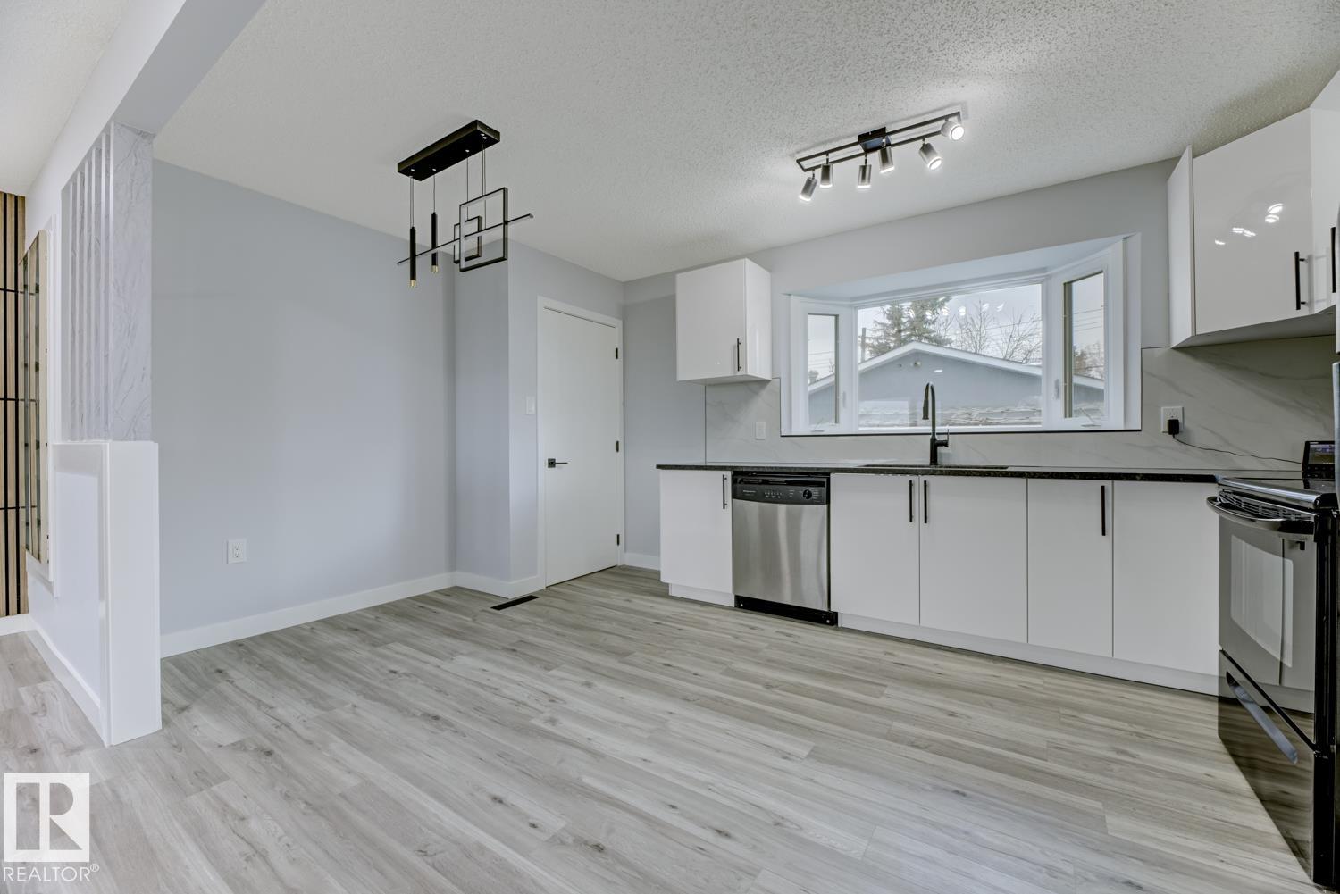 Photo 13 at 6208 137 Avenue NW, York, Edmonton