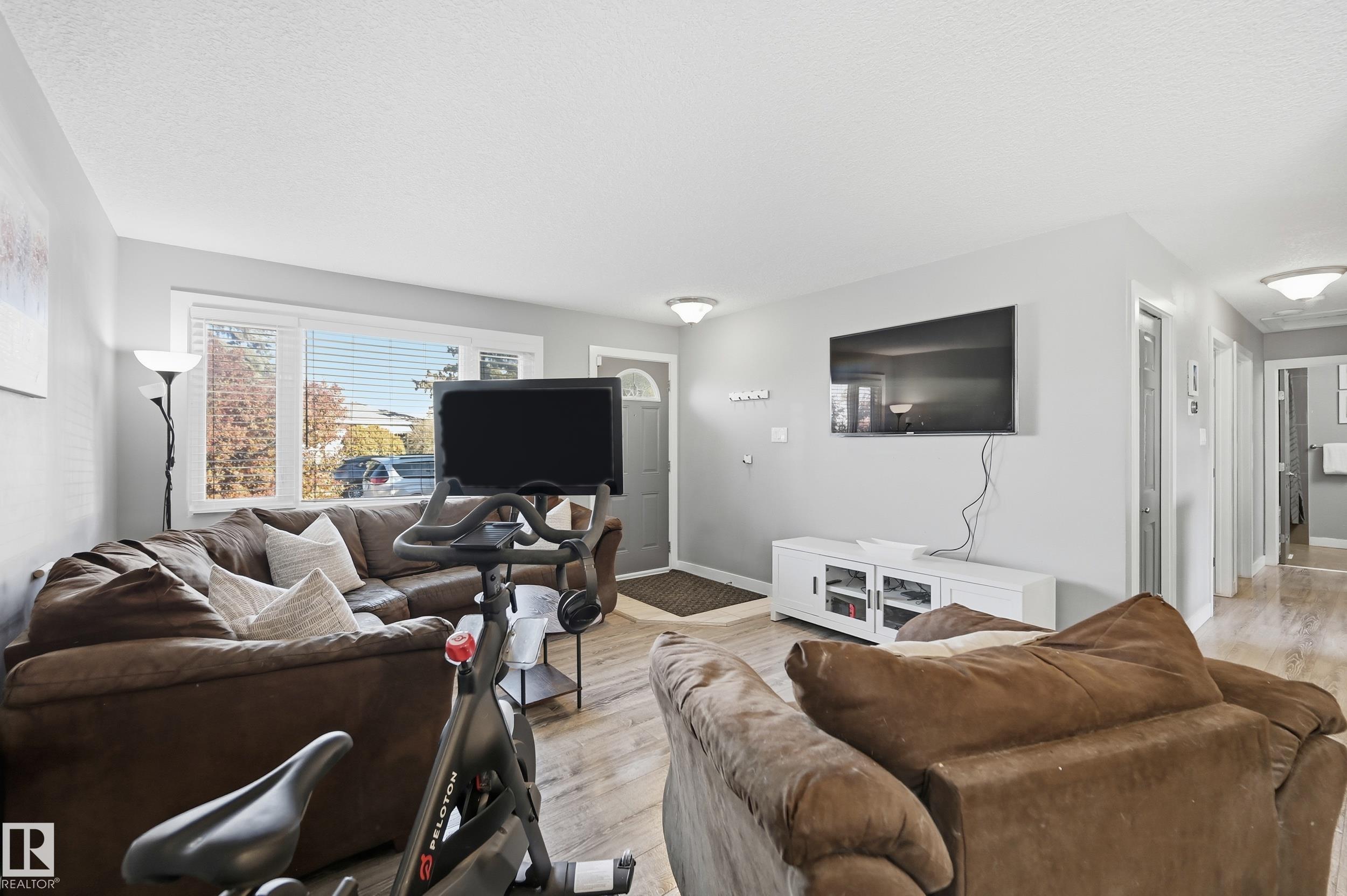 Photo 4 at 8015 130 Avenue NW, Balwin, Edmonton