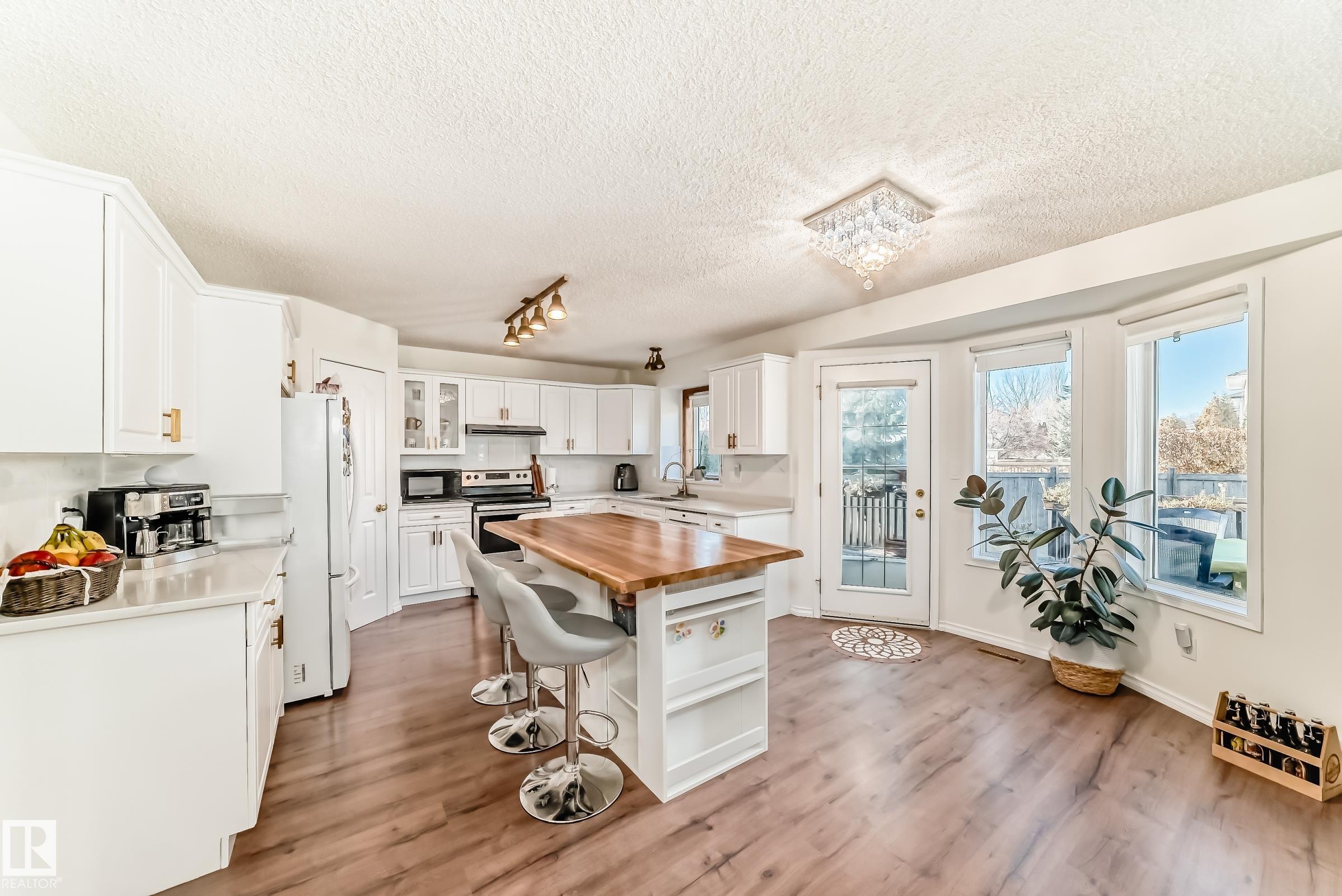 Photo 7 at 922 Burrows Crescent NW, Bulyea Heights, Edmonton