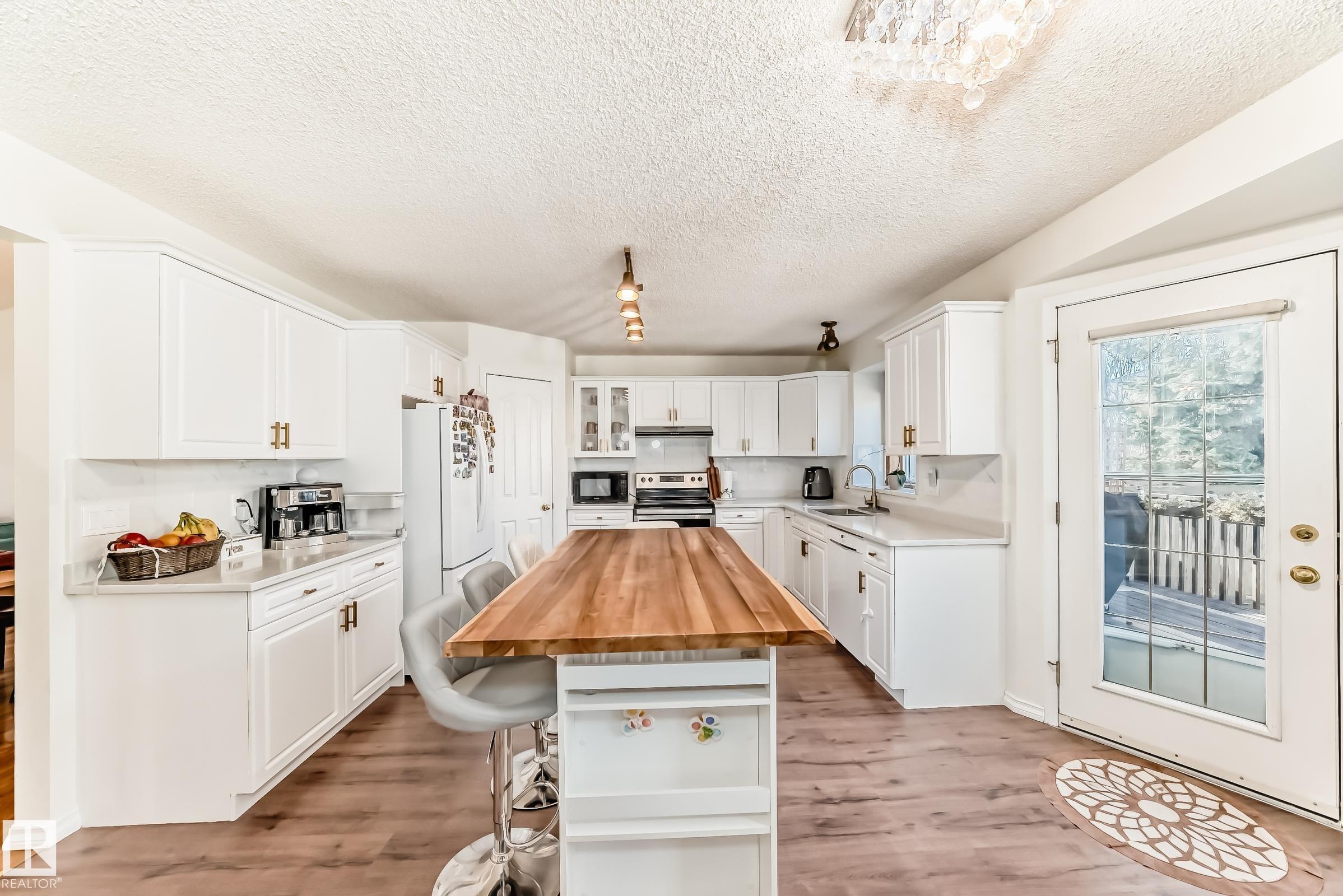 Photo 8 at 922 Burrows Crescent NW, Bulyea Heights, Edmonton