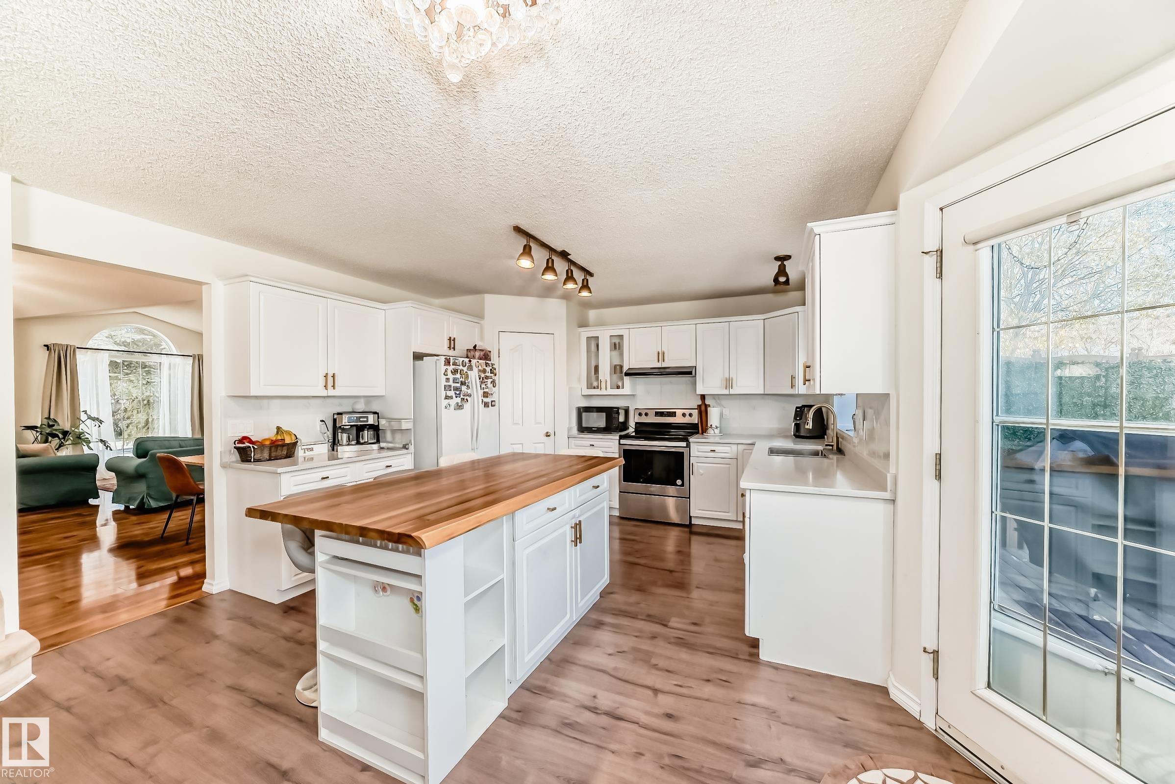 Photo 9 at 922 Burrows Crescent NW, Bulyea Heights, Edmonton