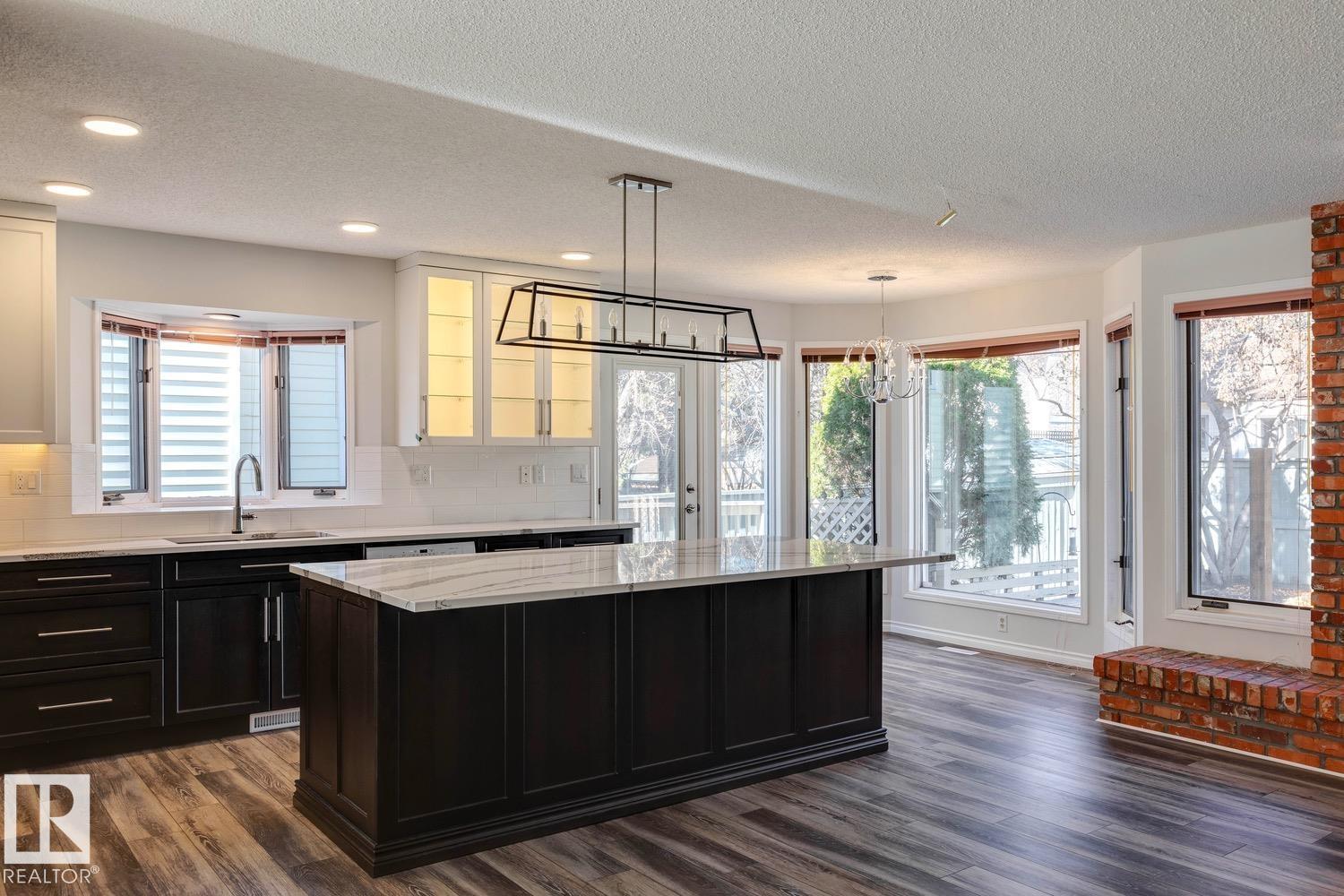 Photo 3 at 220 Heagle Crescent NW, Henderson Estates, Edmonton