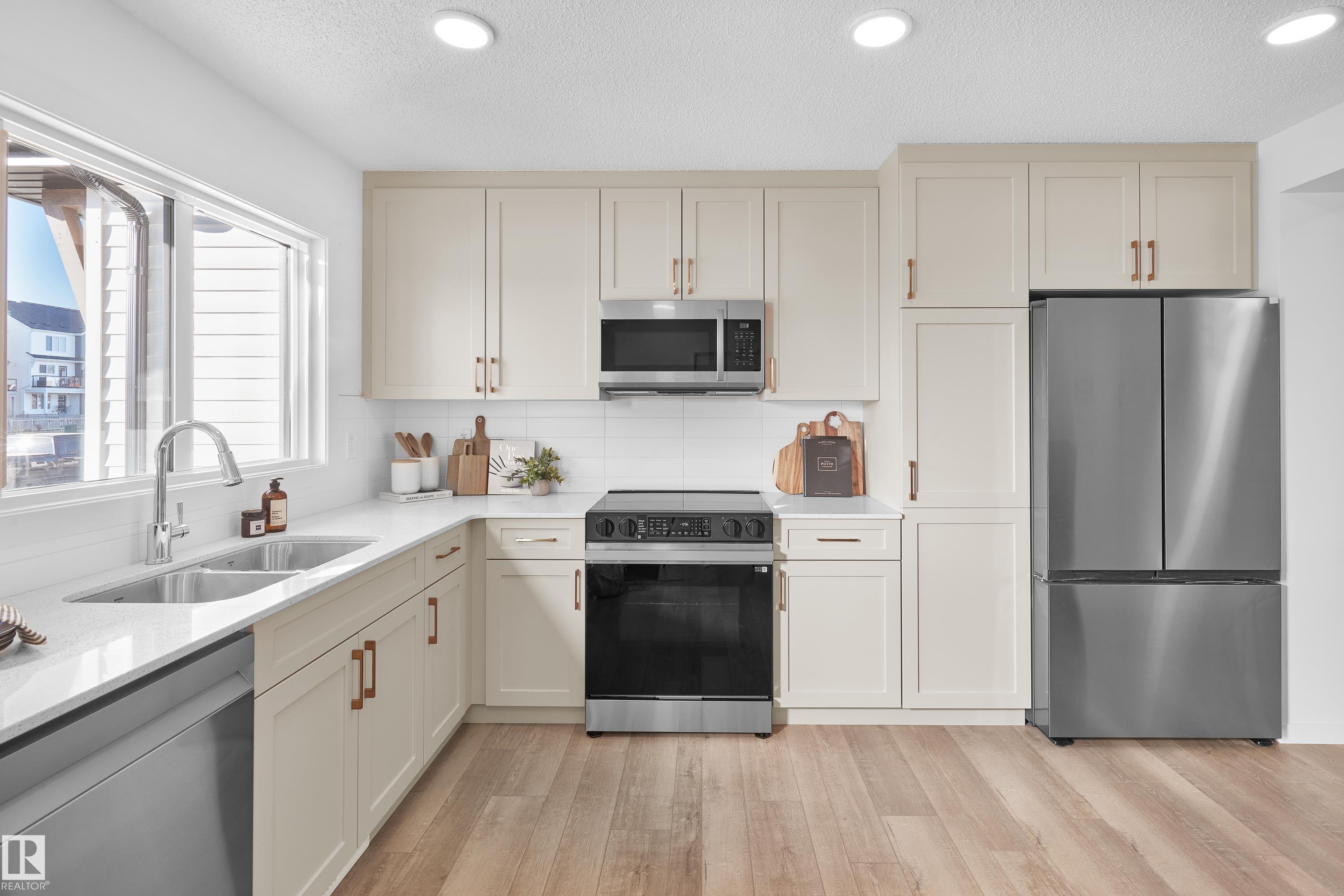 Picture for 3 18636 18 AV NW