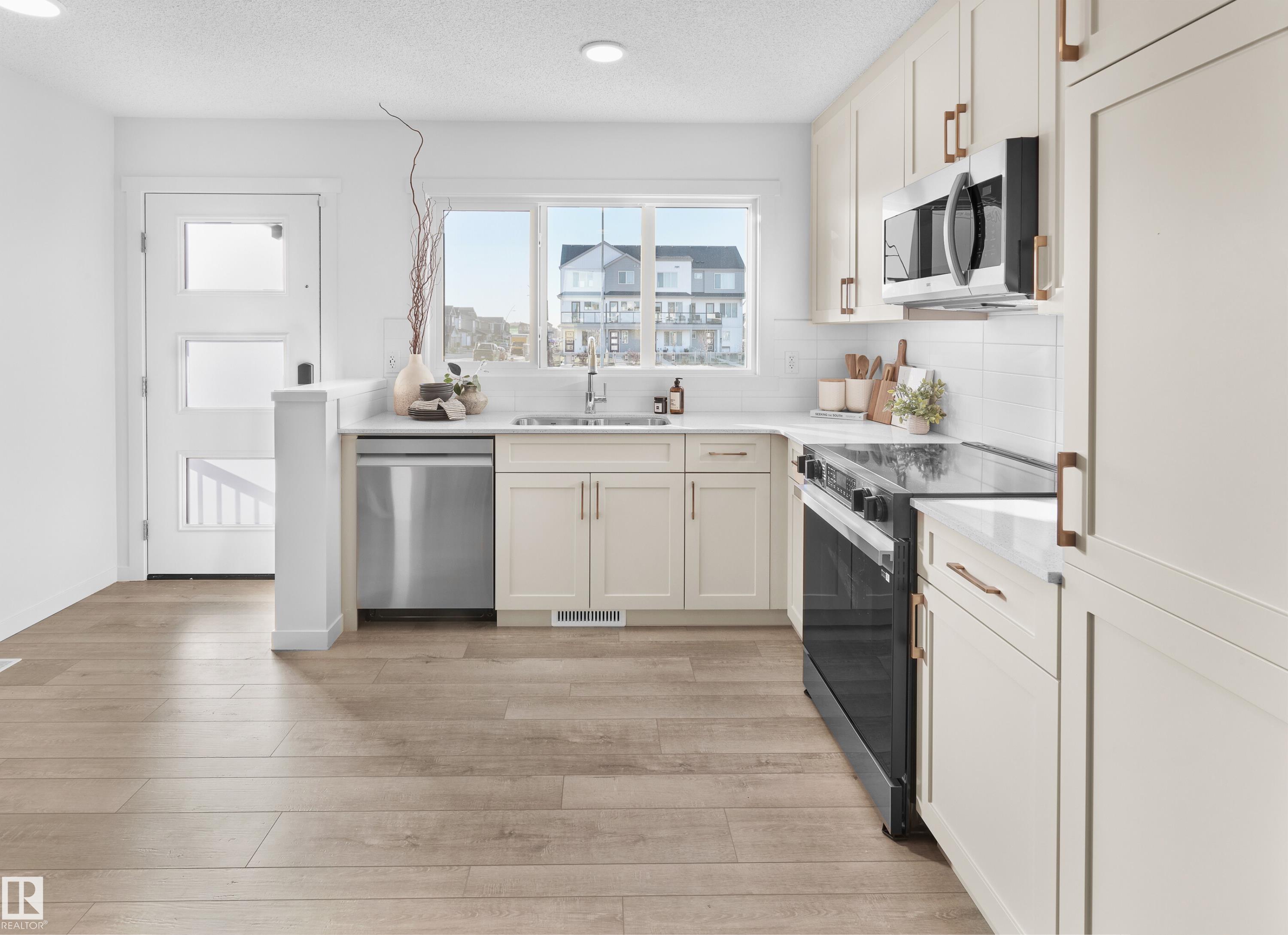 Picture for 3 18636 18 AV NW