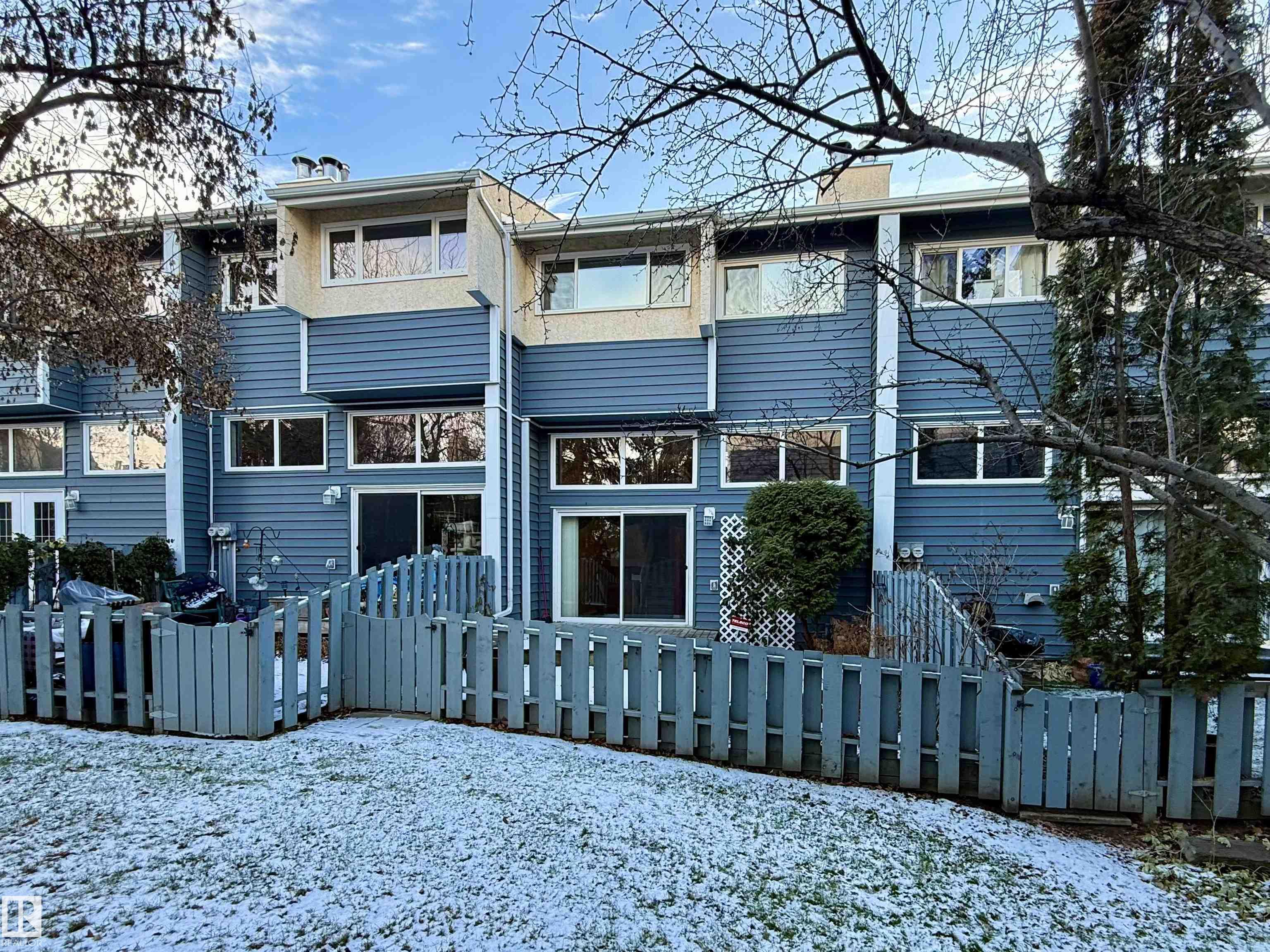 Photo 3 at 977 Millbourne Road E NW, Michaels Park, Edmonton