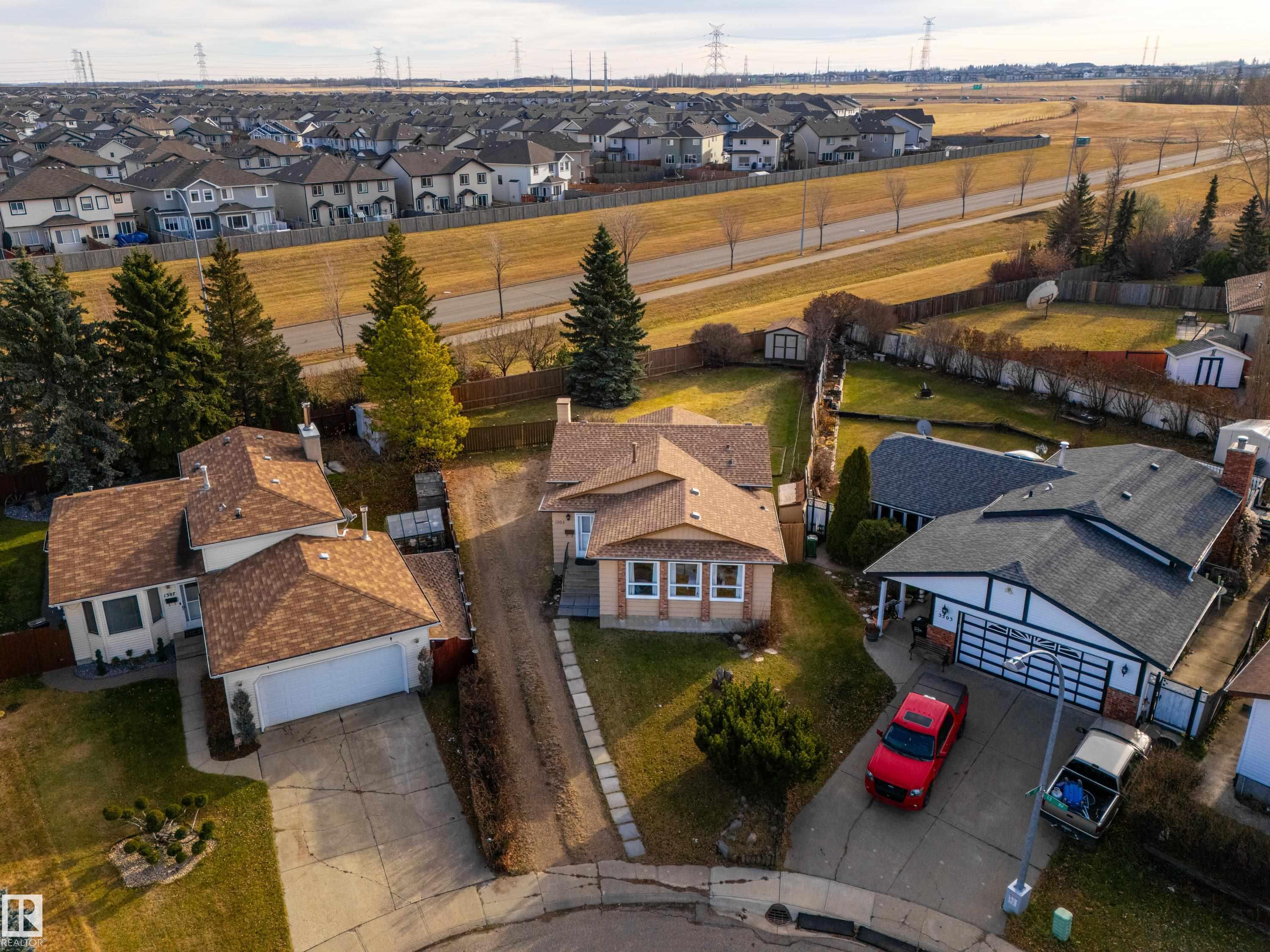 Photo 8 at 1303 35 Street NW, Crawford Plains, Edmonton