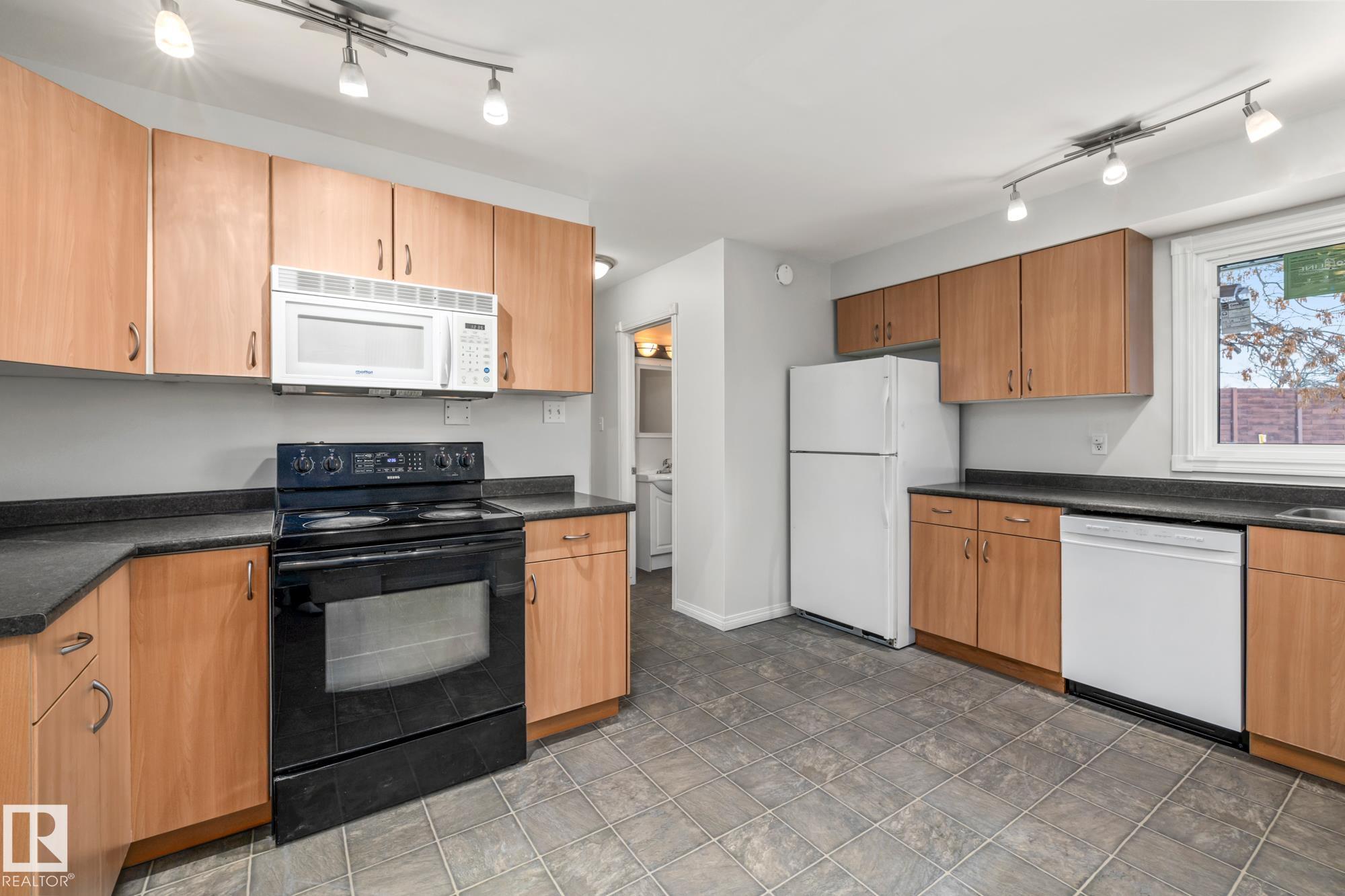 Picture for 145B ROYAL RD NW