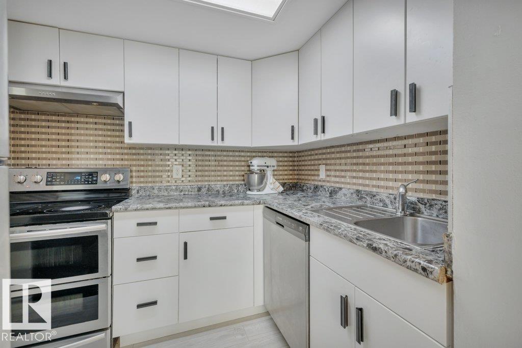 Photo 10 at 322 Willow Court NW, Lymburn, Edmonton