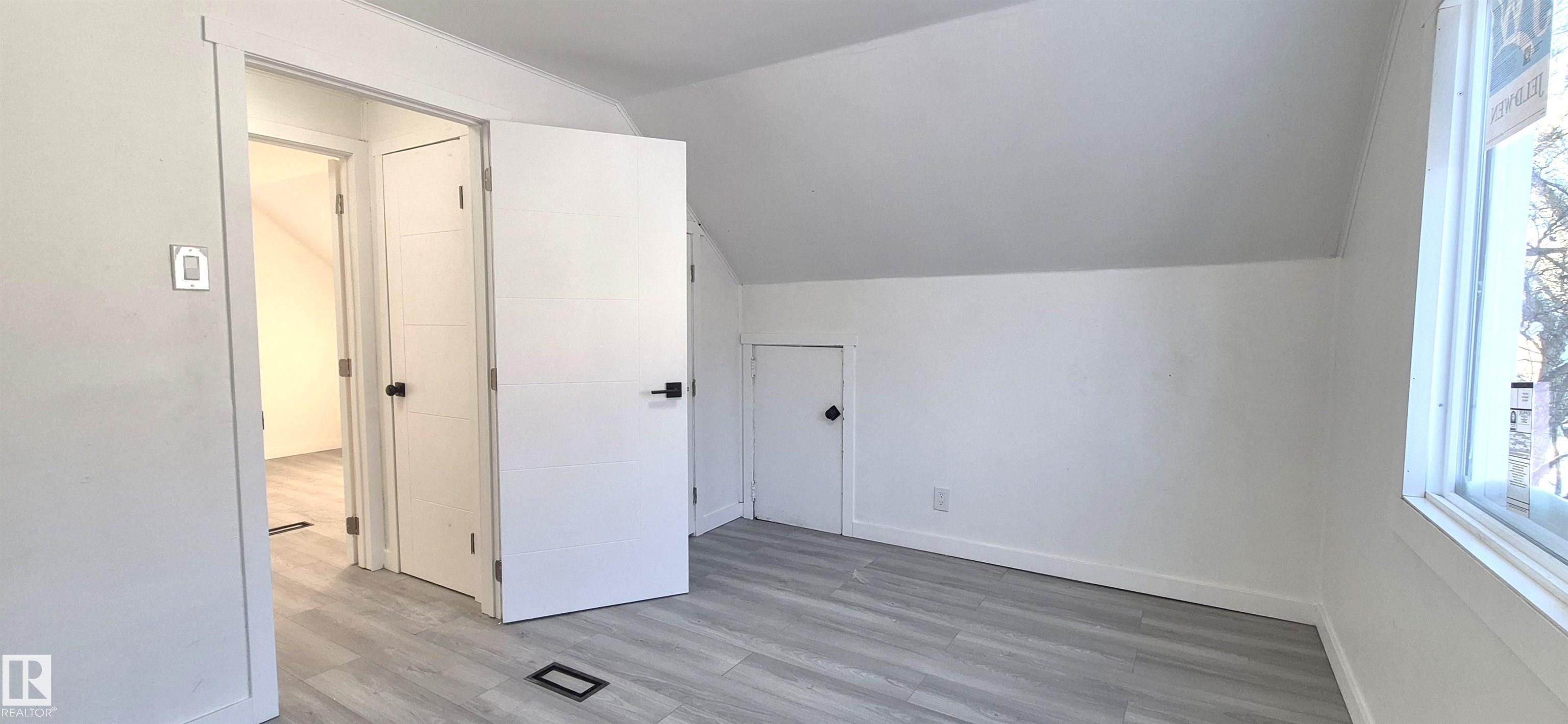 Photo 11 at 5907 121 Avenue NW, Montrose, Edmonton