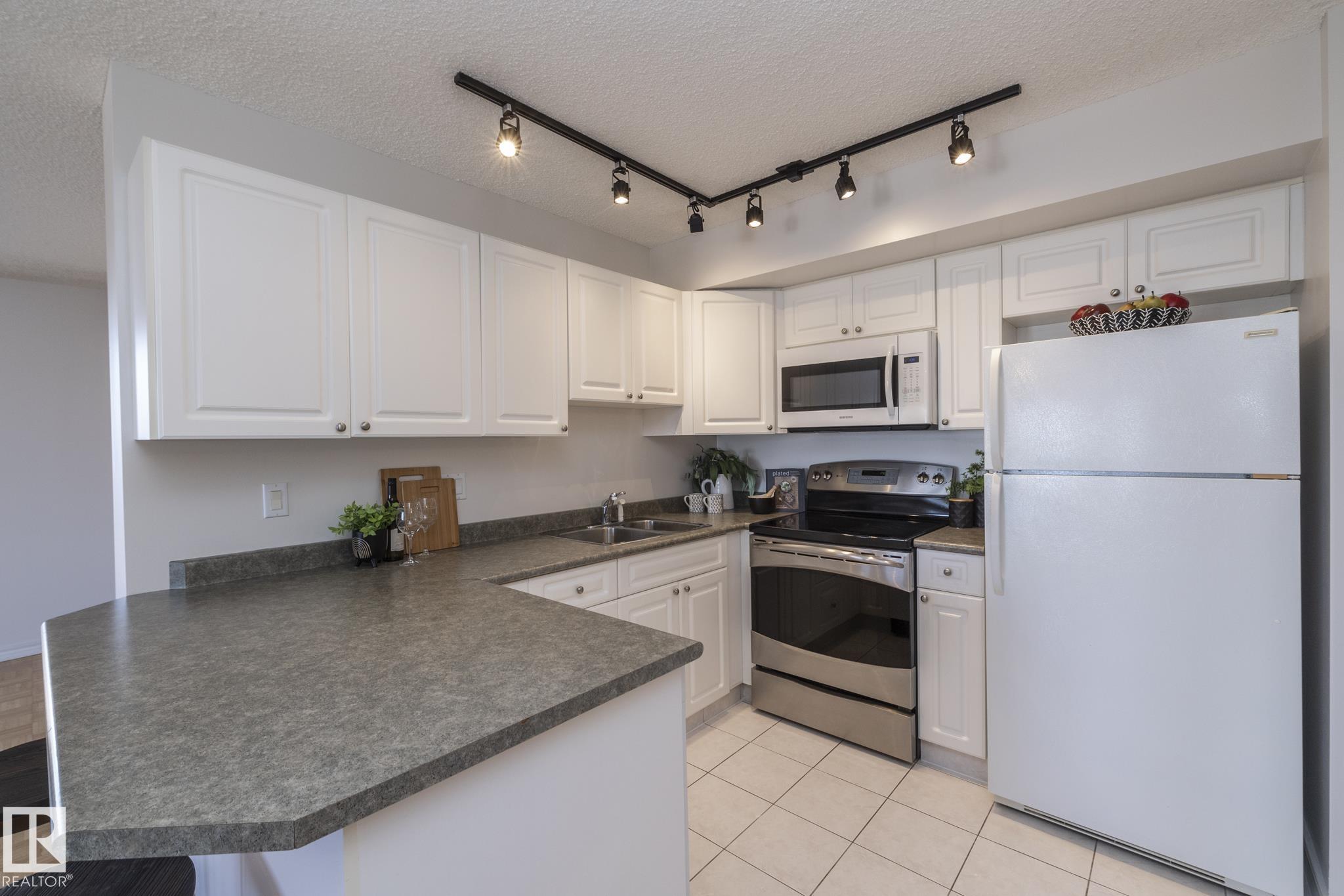Photo 6 at 801 - 10909 103 Avenue NW, Downtown, Edmonton