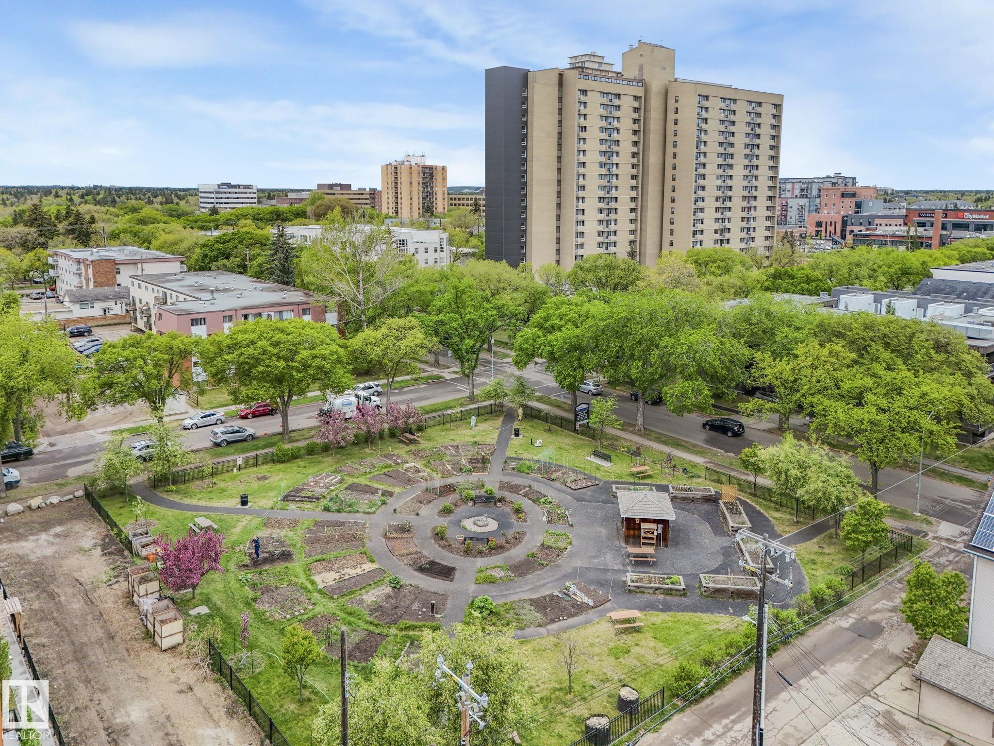 Photo 11 at 2 - 10319 120 Street NW, Wîhkwêntôwin, Edmonton