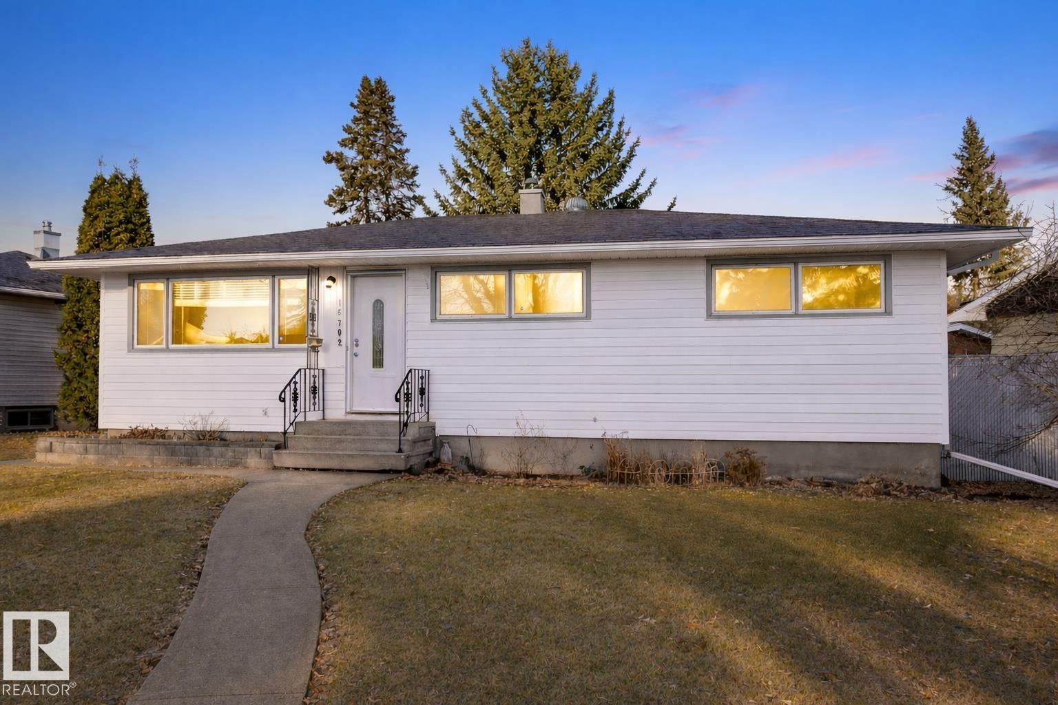 15702 92a Avenue NW, Meadowlark Park, Edmonton