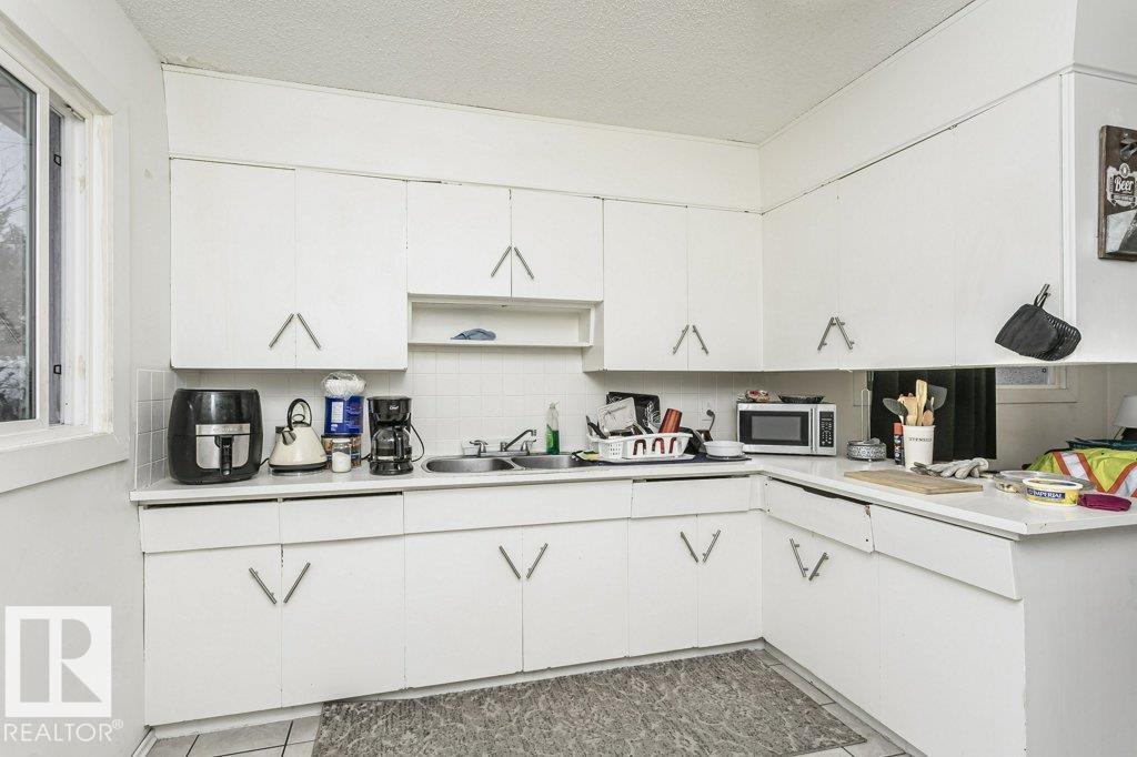 Photo 11 at 9324 120 Avenue NW, Alberta Avenue, Edmonton