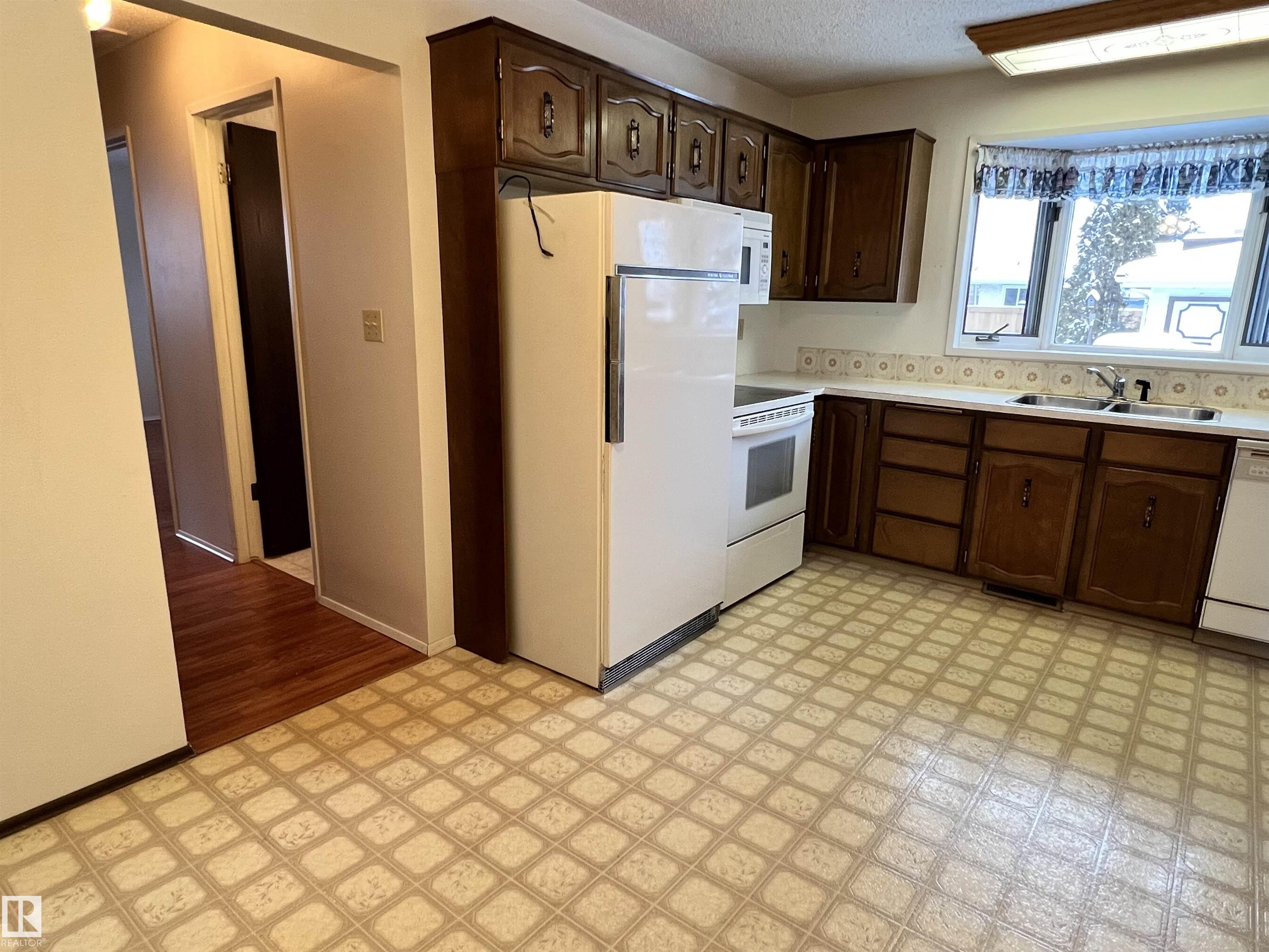 Photo 3 at 9303 99a Avenue, Morinville