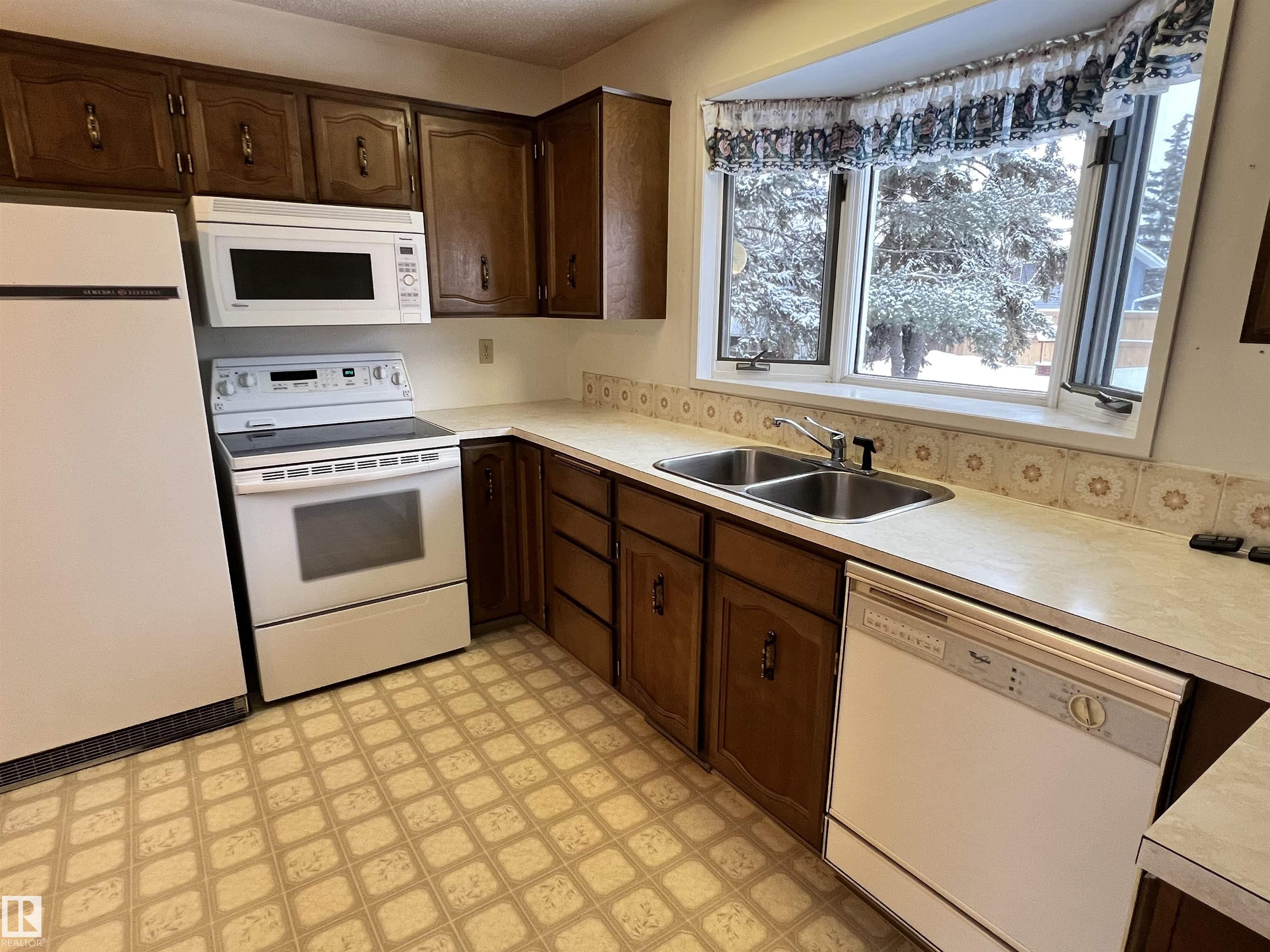 Photo 4 at 9303 99a Avenue, Morinville