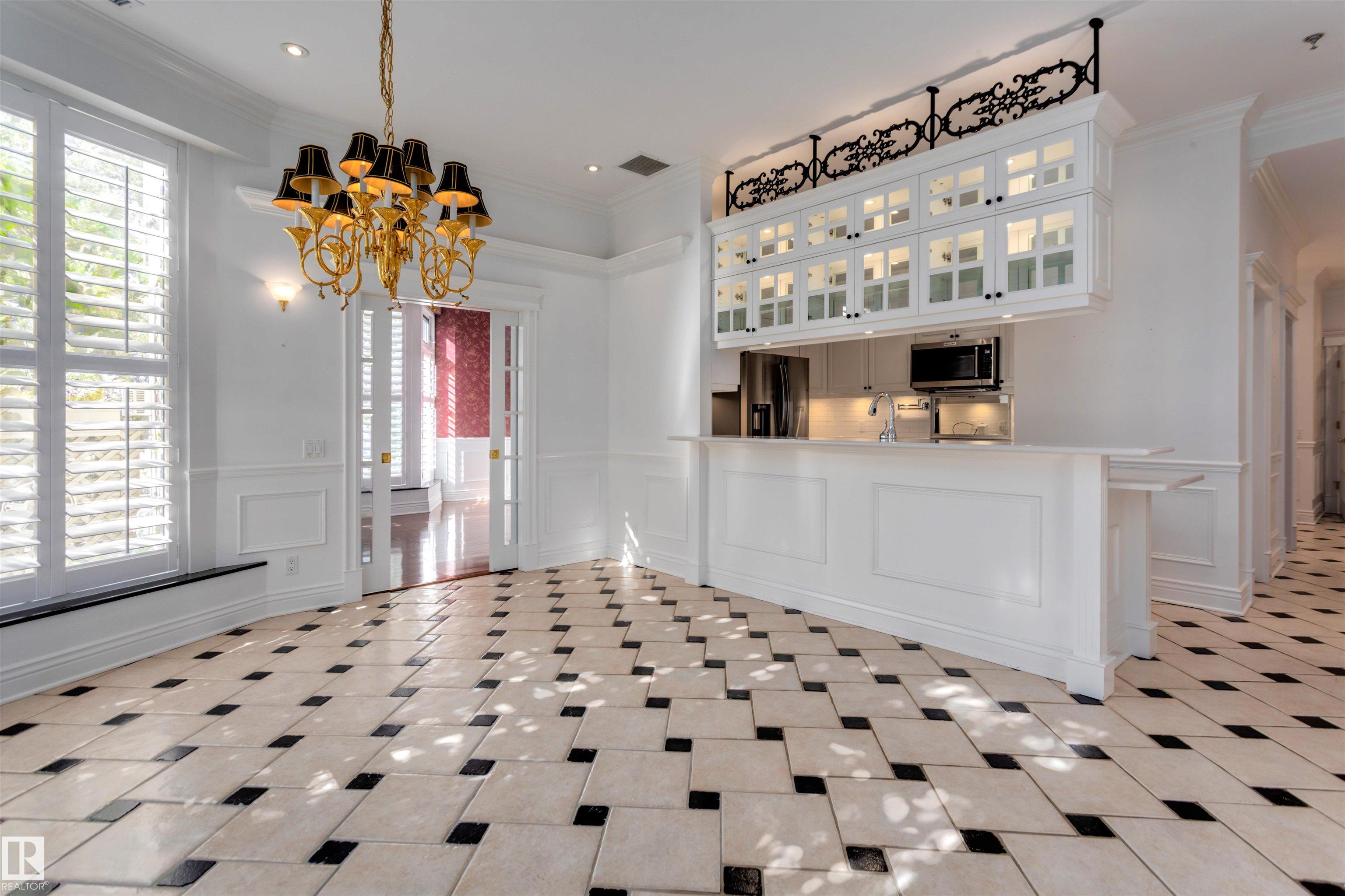 102 - 11826 100 Avenue NW, Wîhkwêntôwin, Edmonton