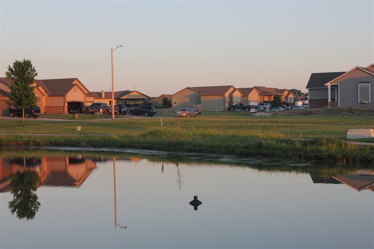 Photo of 214 Springlake Ct in Newton, KS