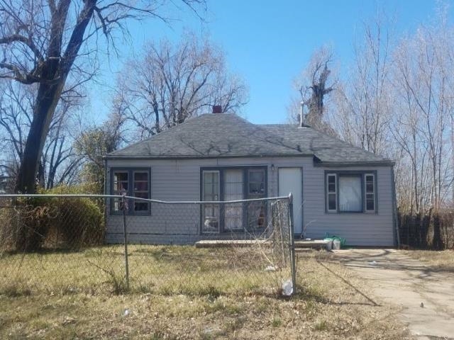 AUCTION. Cozy, affordable bungalow features 2 beds, 1 bath and is in need of repairs.  Perfect oppor