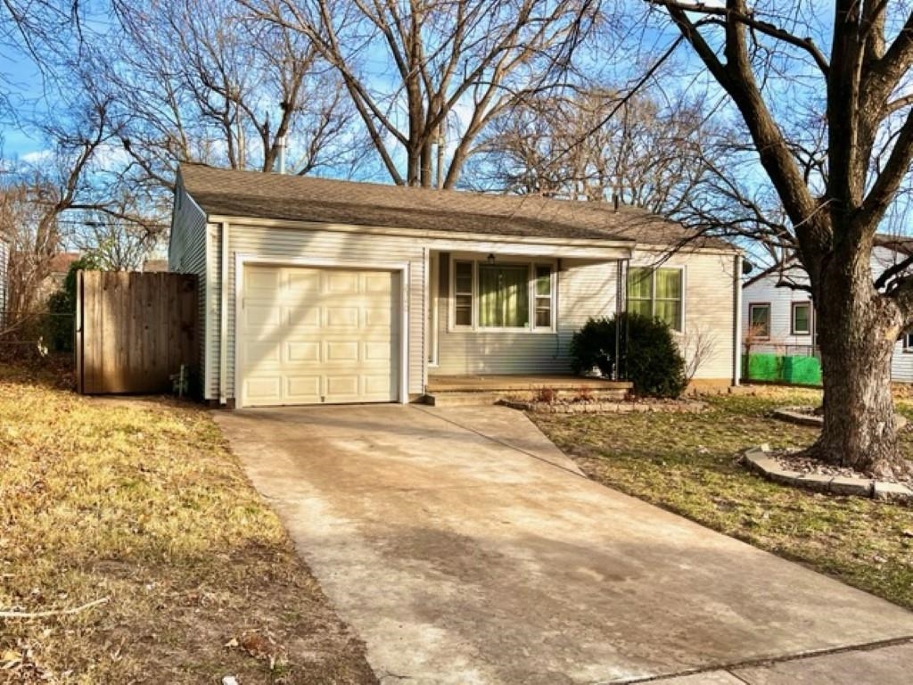 Come check out this cute little home in southeast central Wichita! Property is conveniently located 